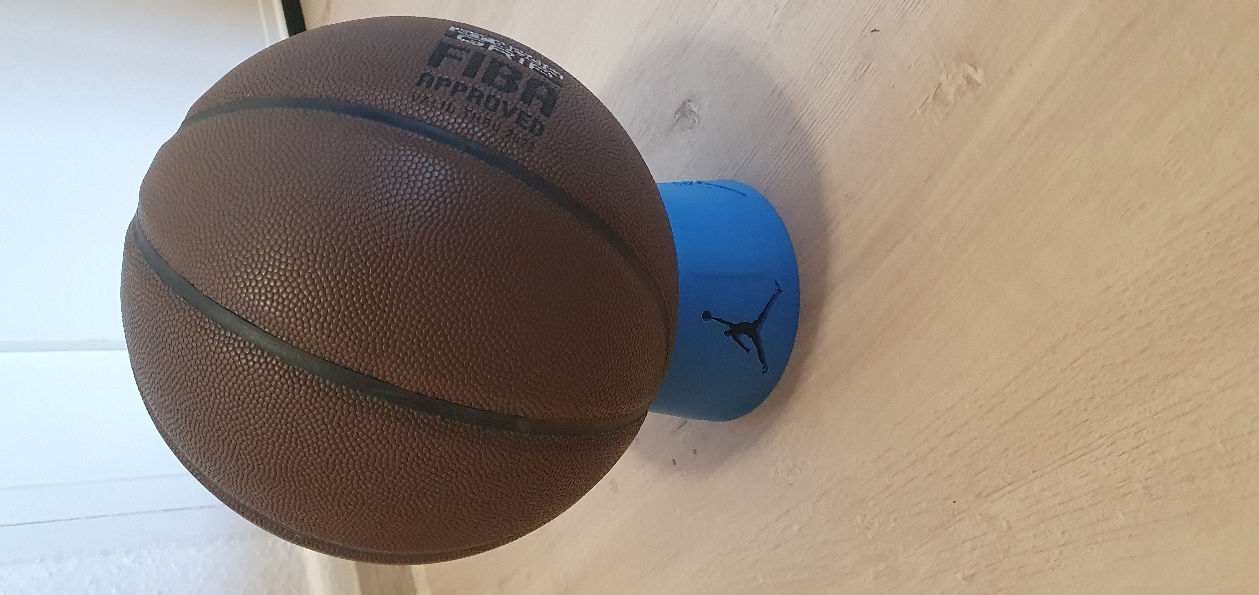 Basketball holder stand round