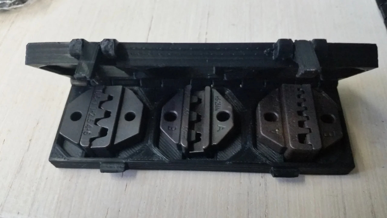 Crimper Die Case (print in place, easier latches)