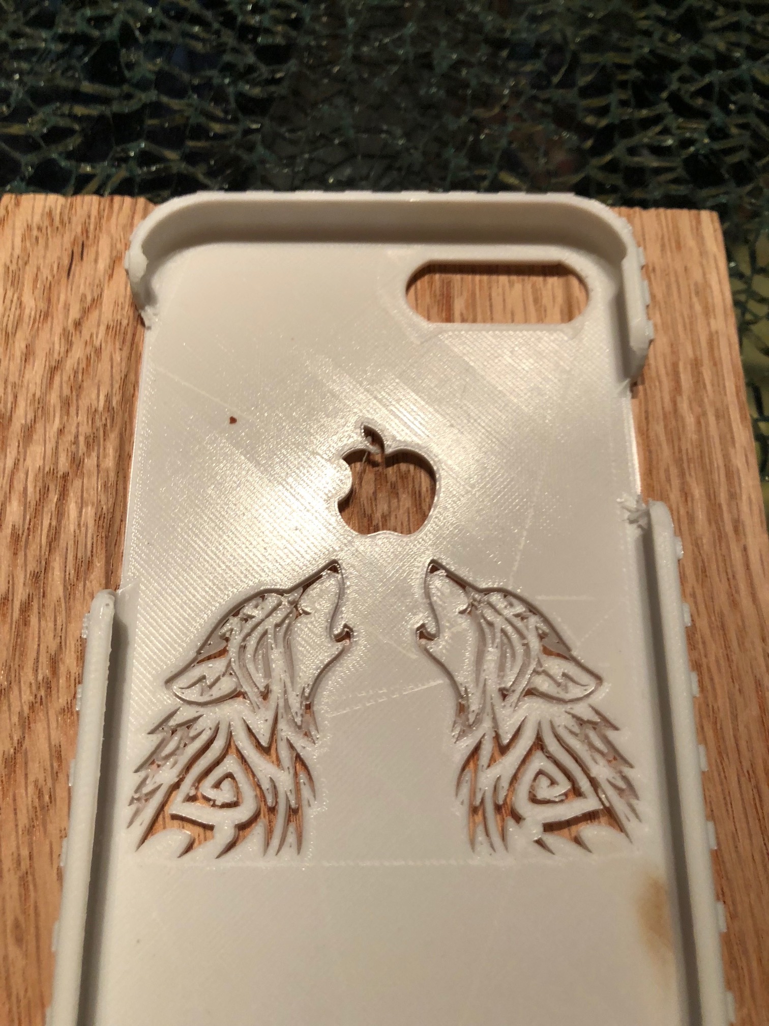 iPhone 8 Plus Bumb Case with Two Wolves Howling to Apple
