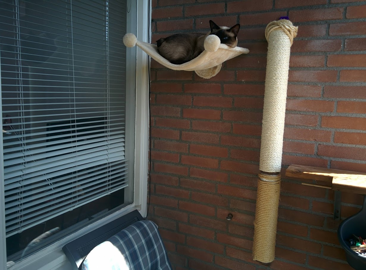 Simple and Strong cat sisal pole bracket.