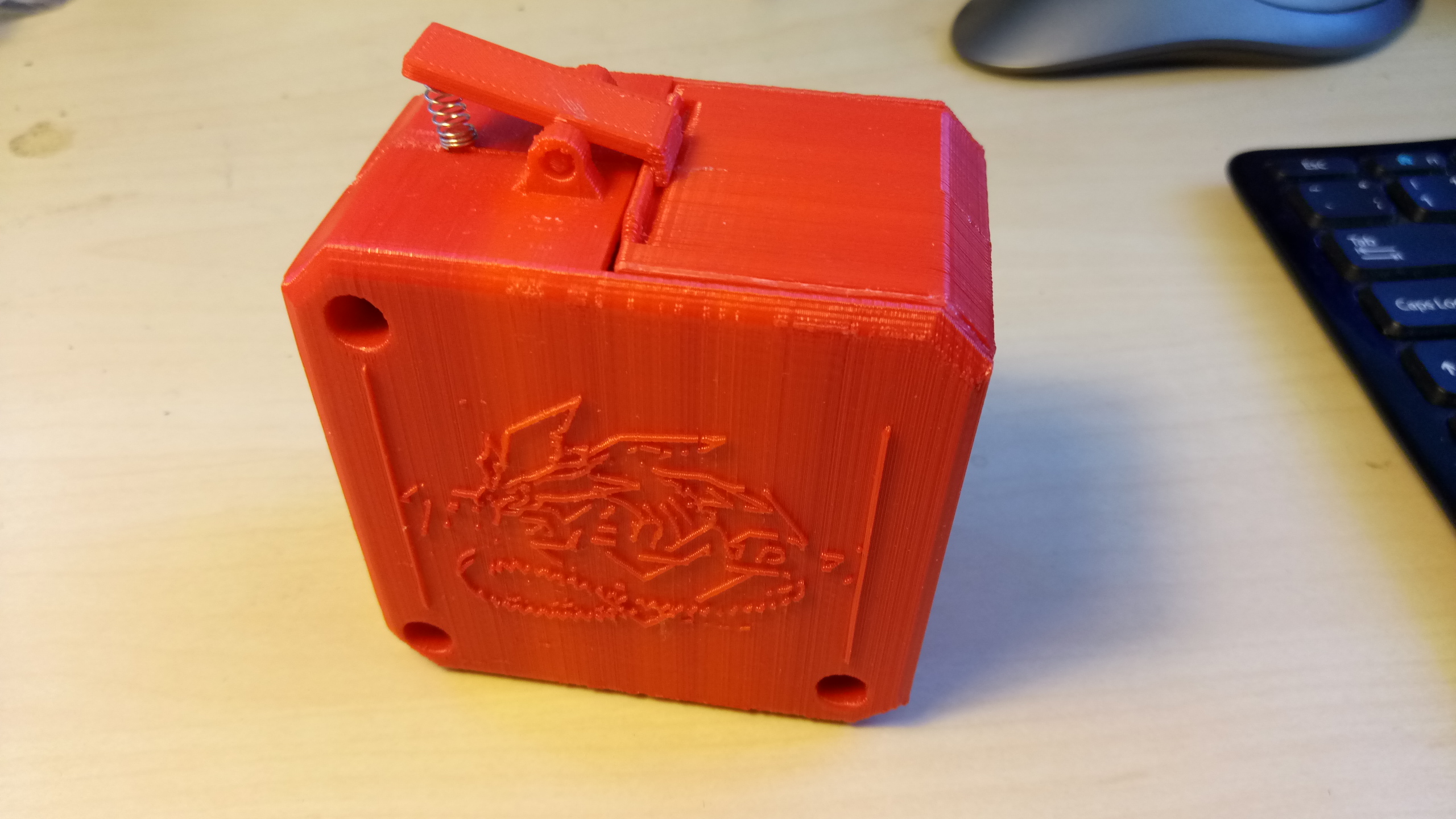 BeyBlade carrying box with quick release