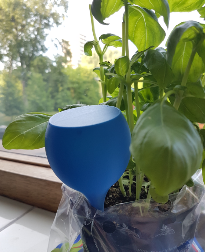 Smooth plant watering bulb for vase mode
