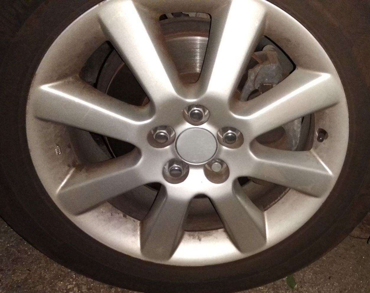 Toyota Avensis T25 wheel hub cap