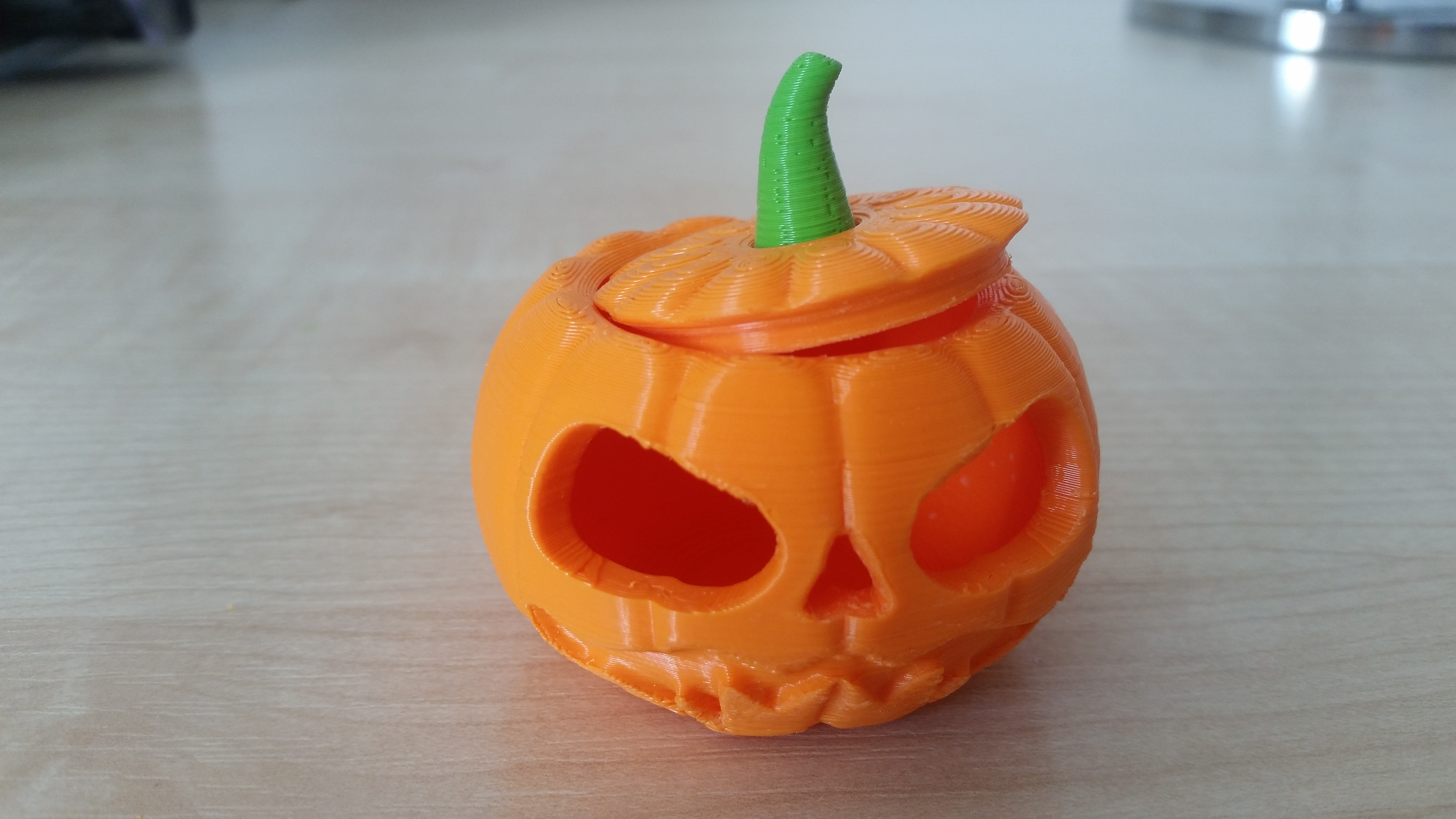 Makies Jack-O-Lantern with separate peduncle and snap-on lid