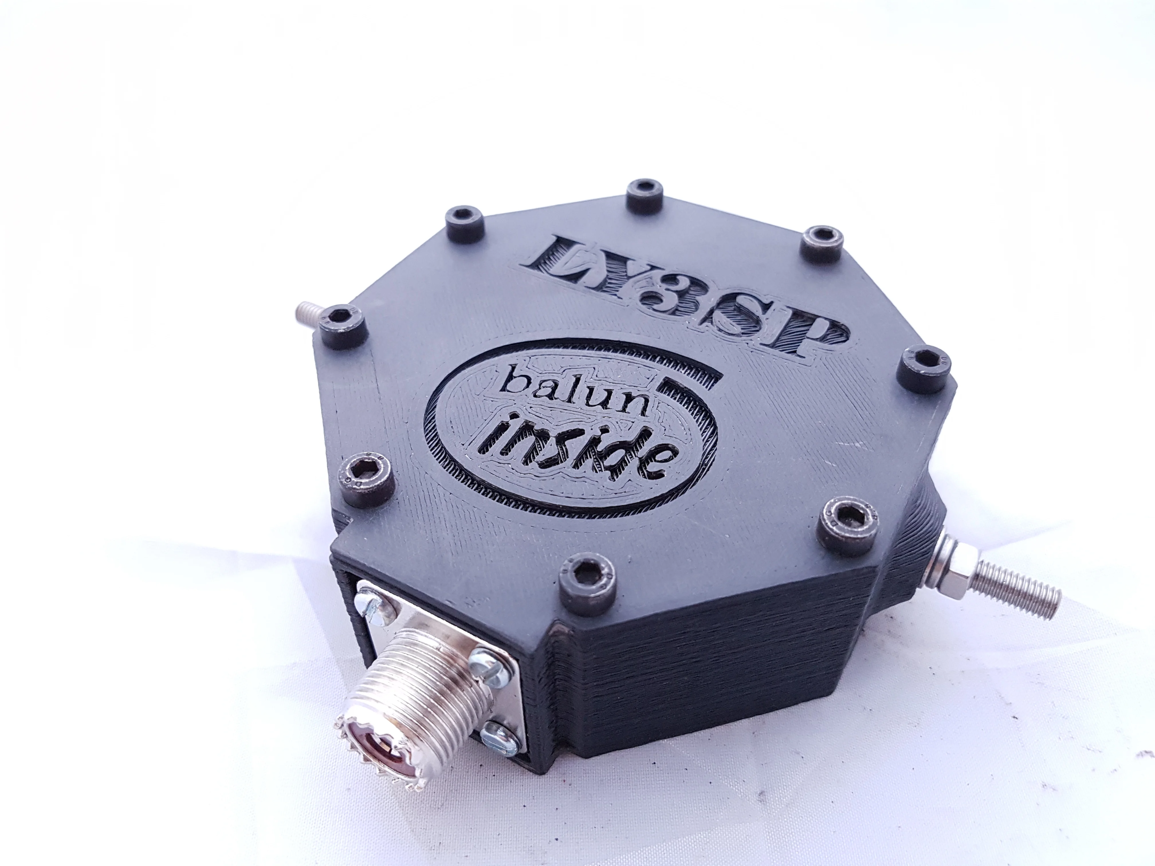 Dipole antenna centre box with balun