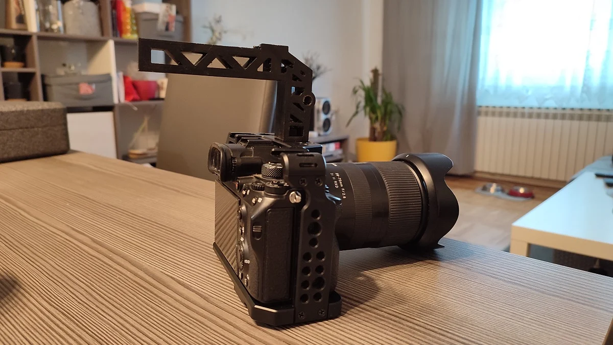 Camera rig handle