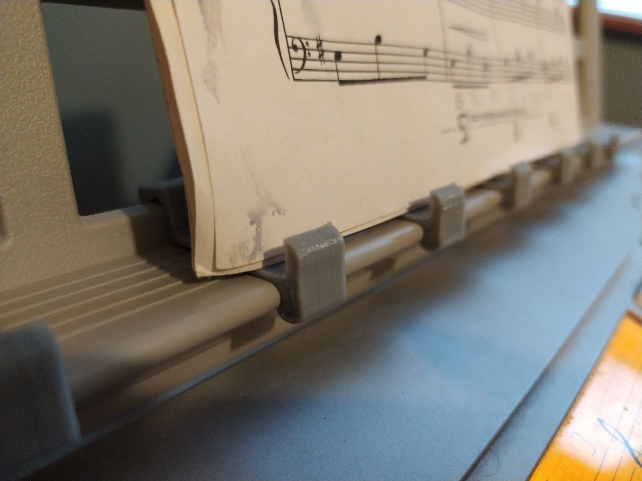 Sheet music keeper for Yamaha YPT-series