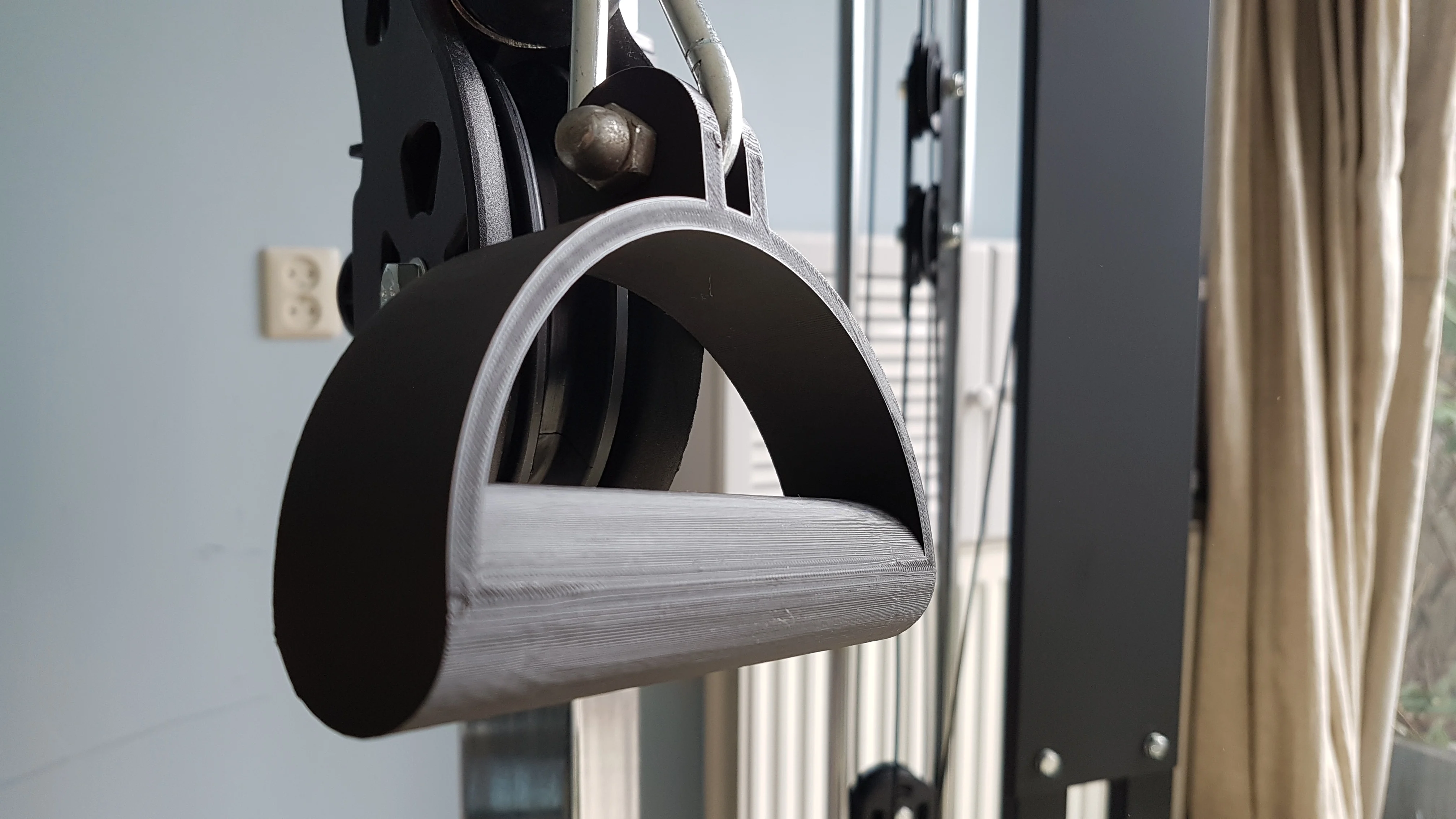 Cable pulley station handgrip