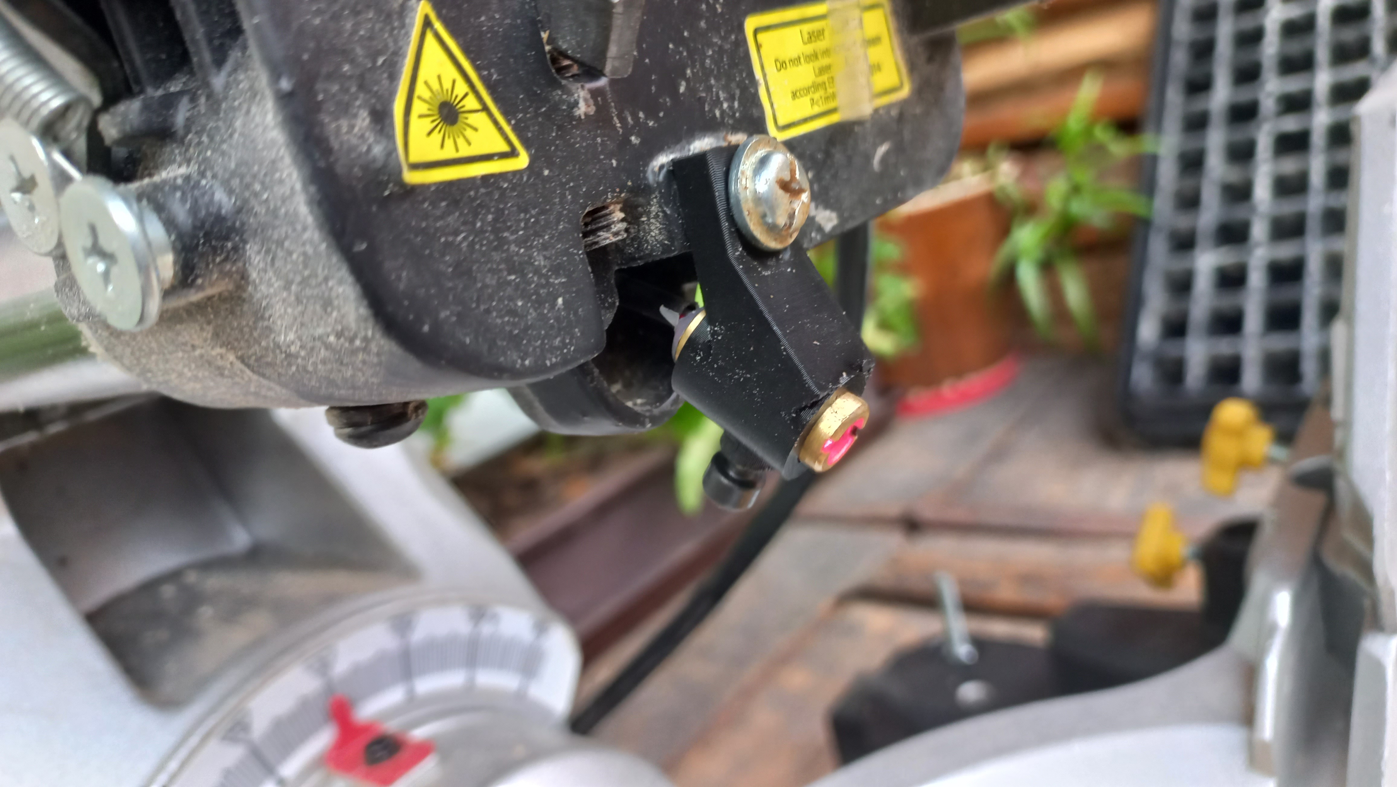 Laser holder for miter saw PowerPlus POWX075750DB