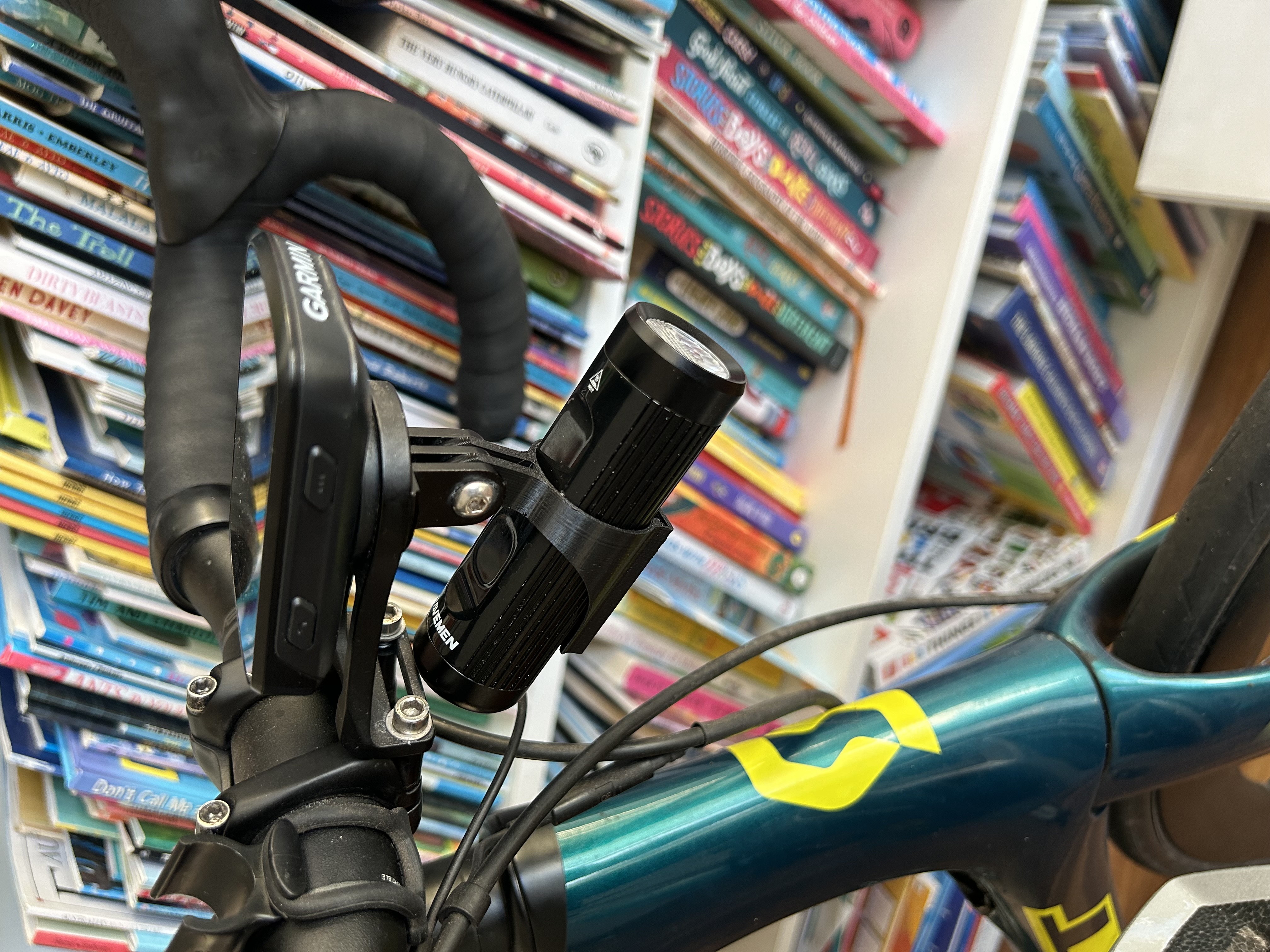 Ravemen CR900 GoPro bike mount