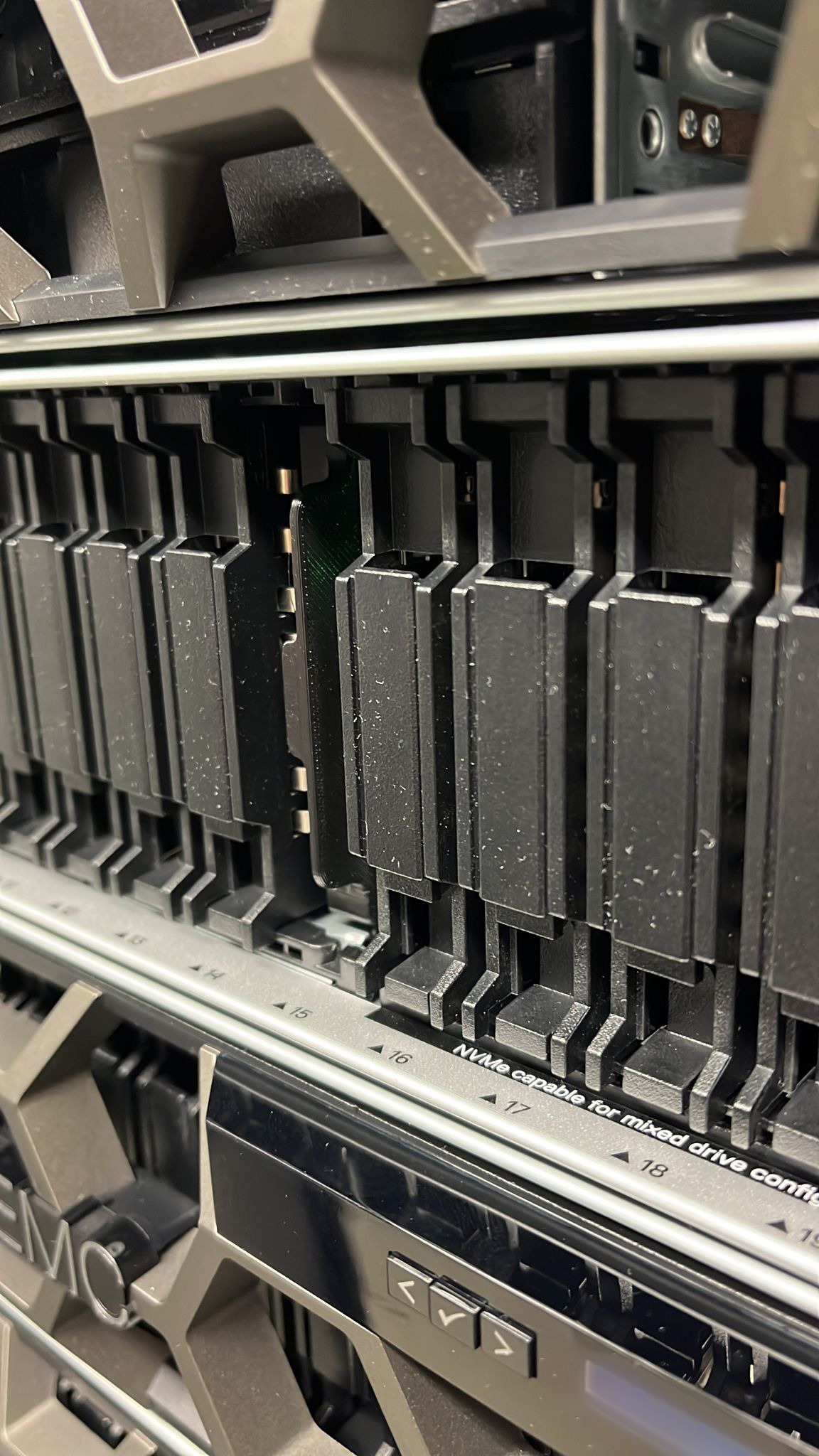 Short Dell 2.5" Drive Carrier for Dell PowerEdge R750