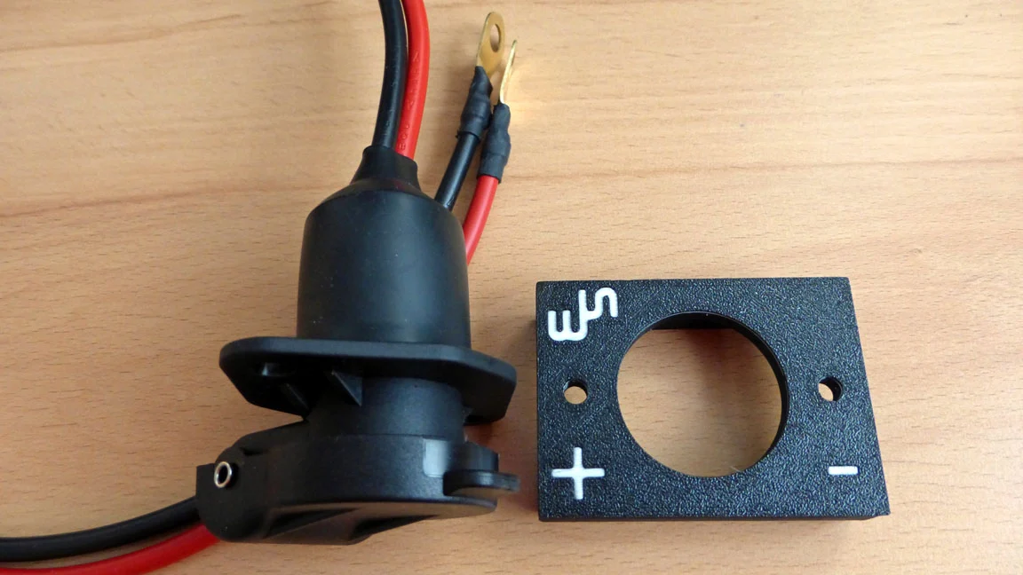 Starthilfe- oder Ladebuchse für den Spyder F3 / Jump-start or charging socket for the Spyder F3