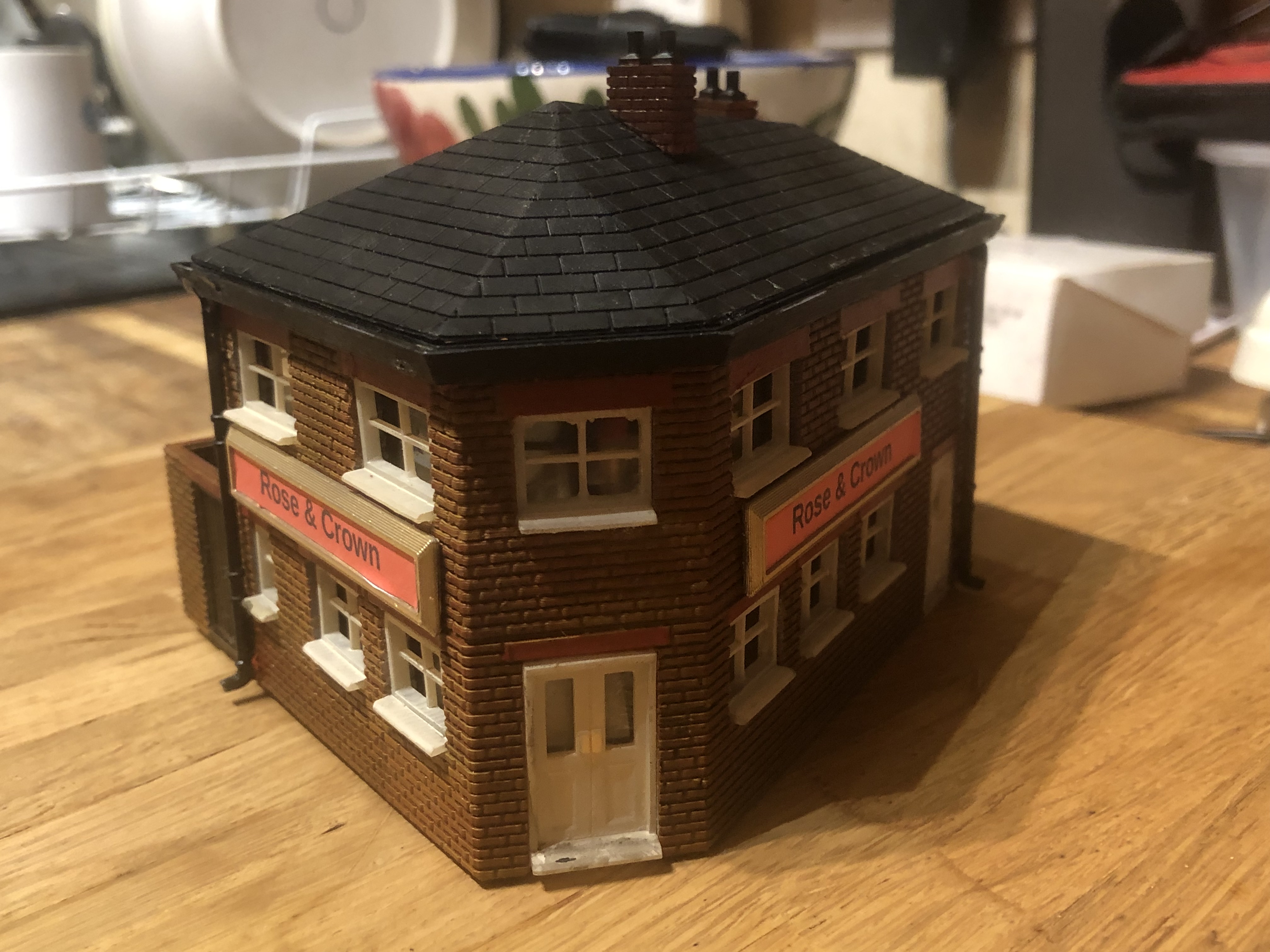 OO gauge Rose & Crown Pub