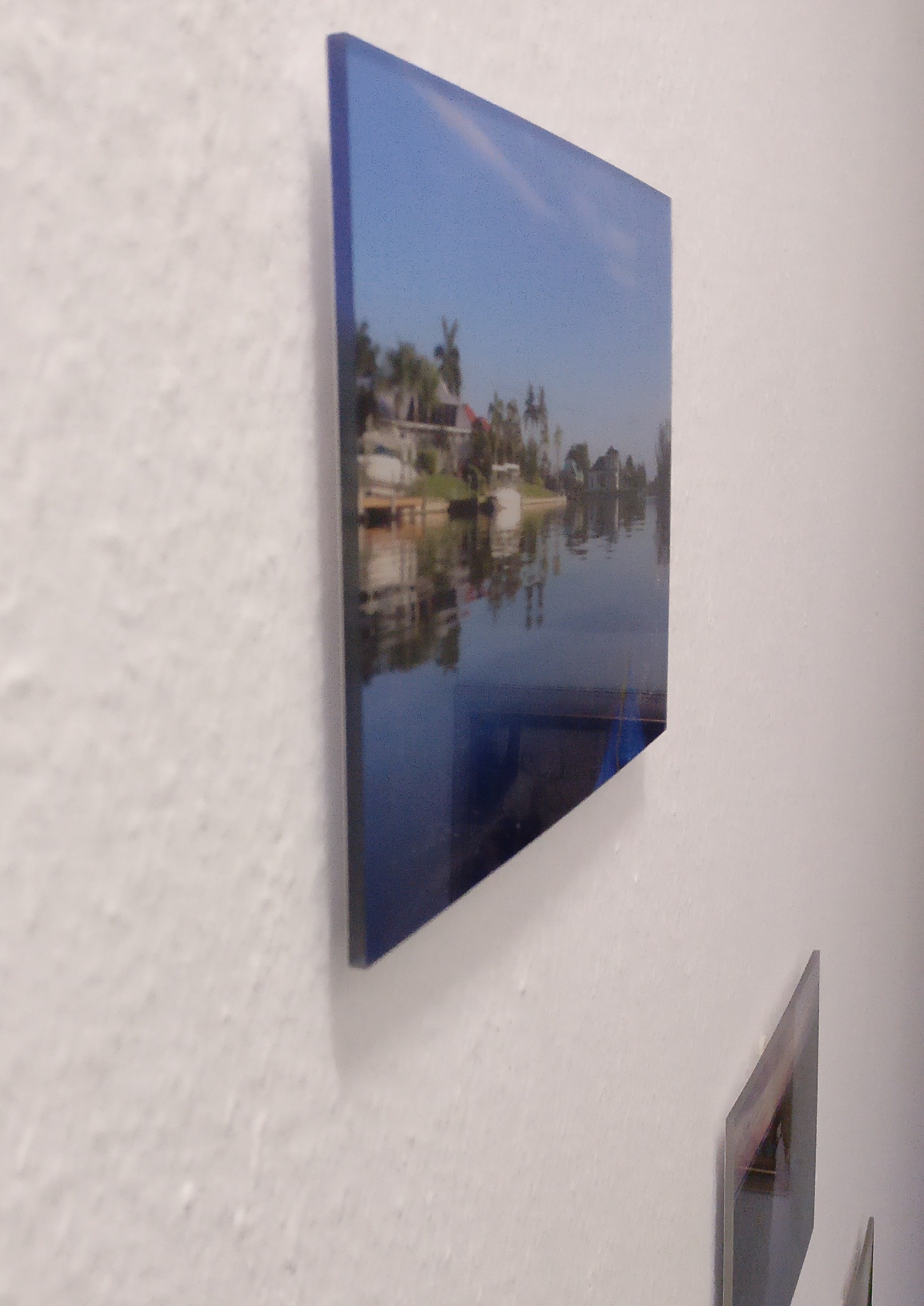 Floating Picture Holder