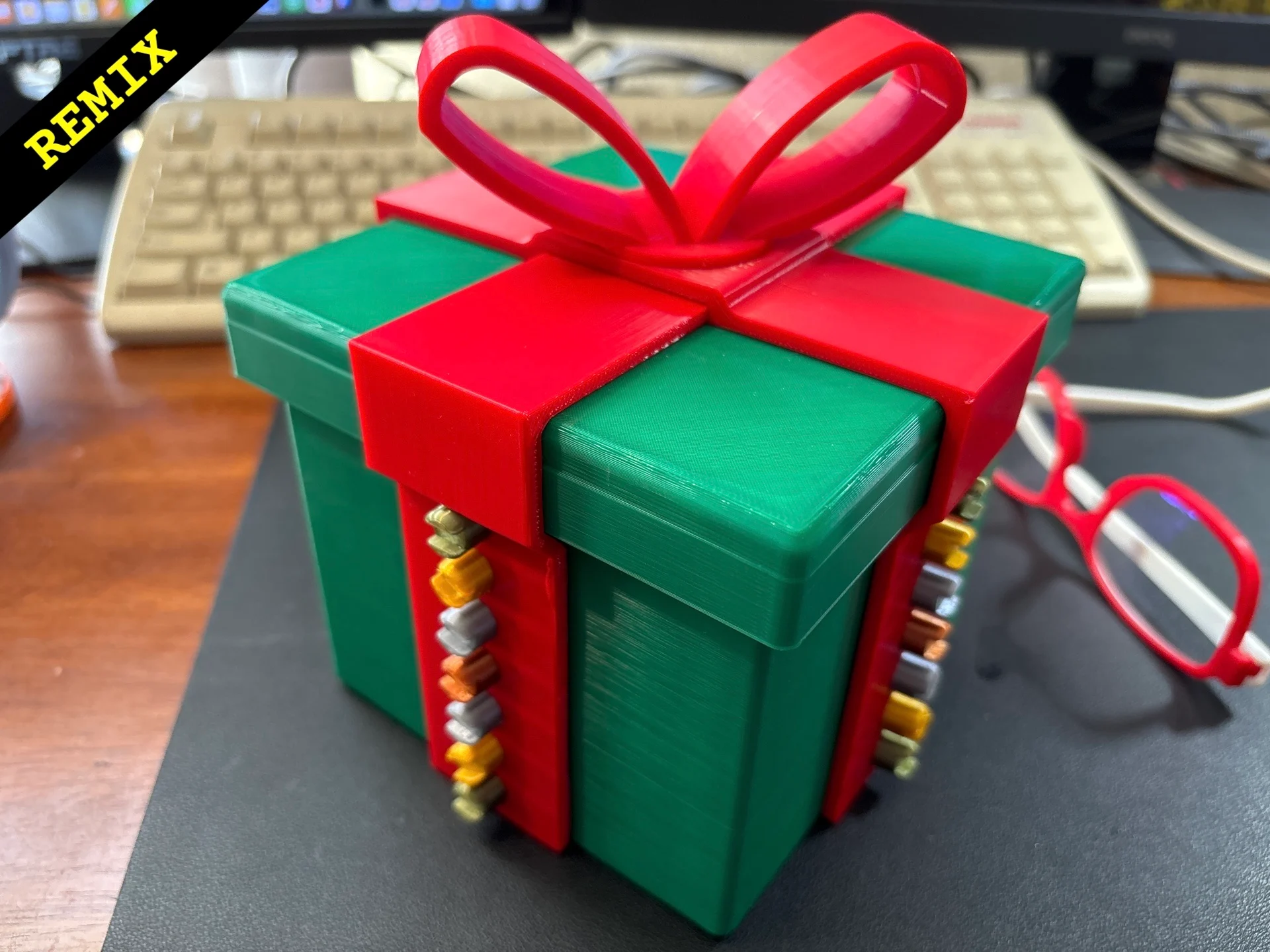 Remixed Annoying Gift Box by LittleCoolBomb - sized in mm, separate lid, support-free print