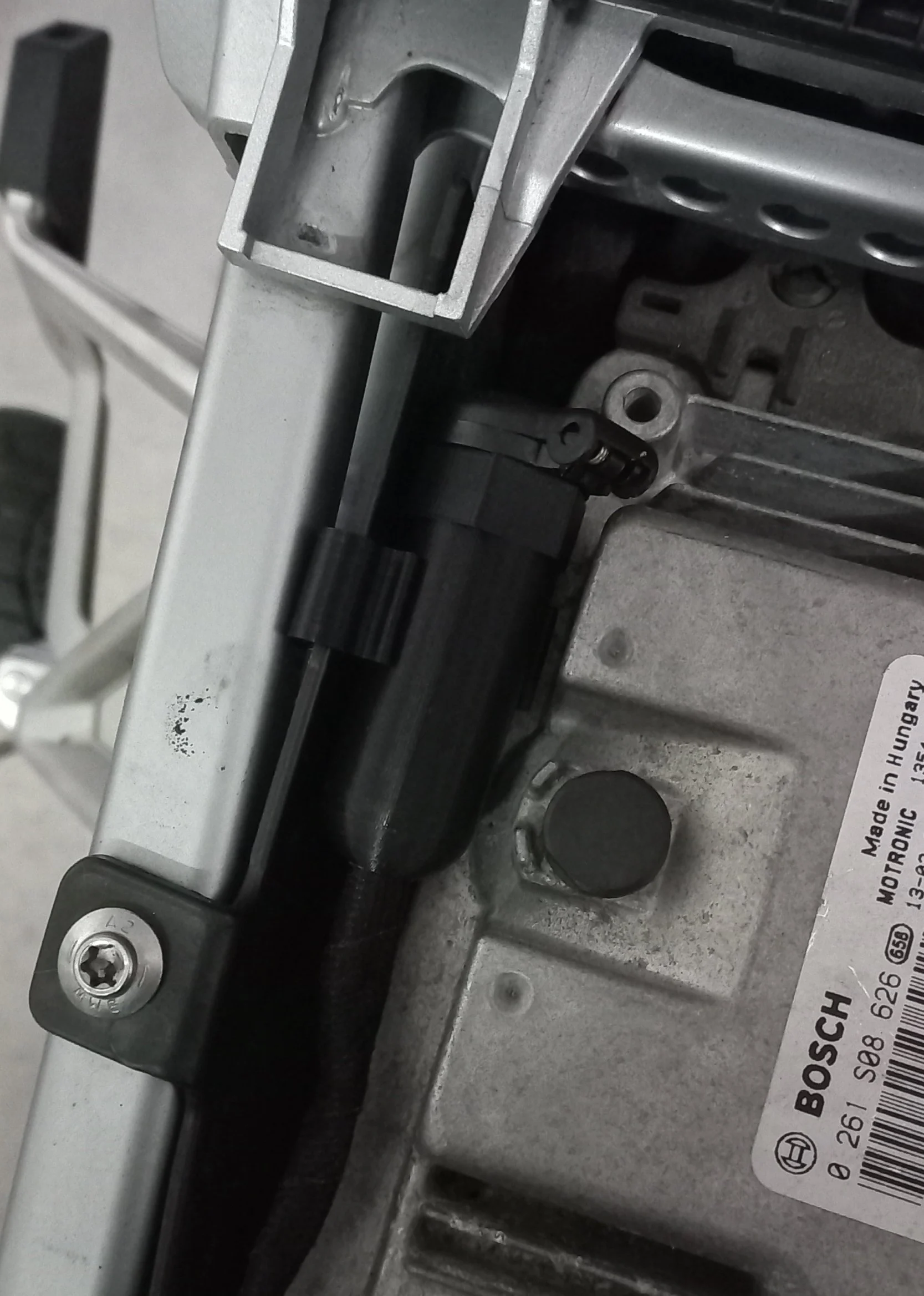 BMW R1200 GS (LC) 2013 housing for a additional on-board socket
