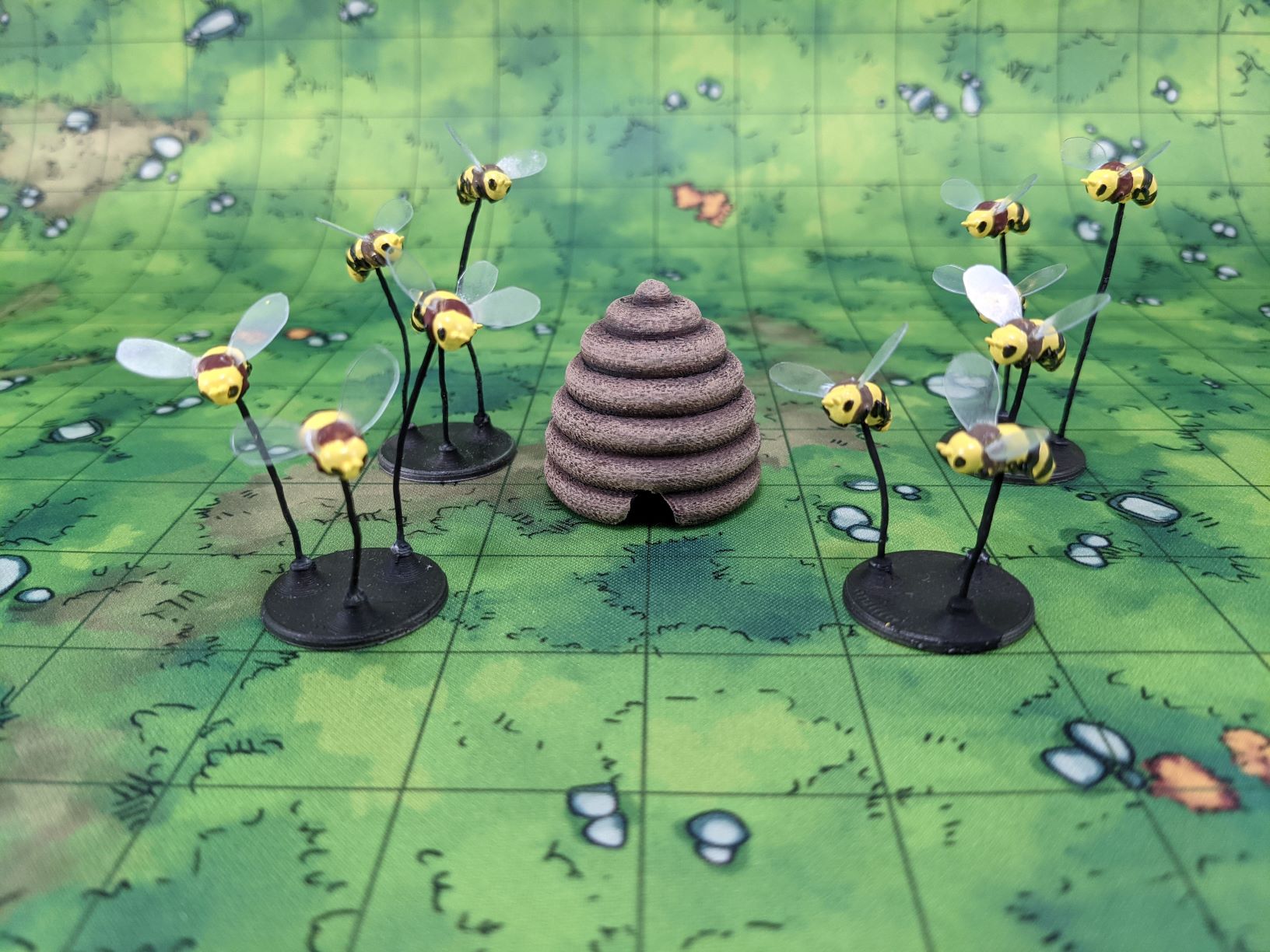 28mm Giant Bees and Bee Hive
