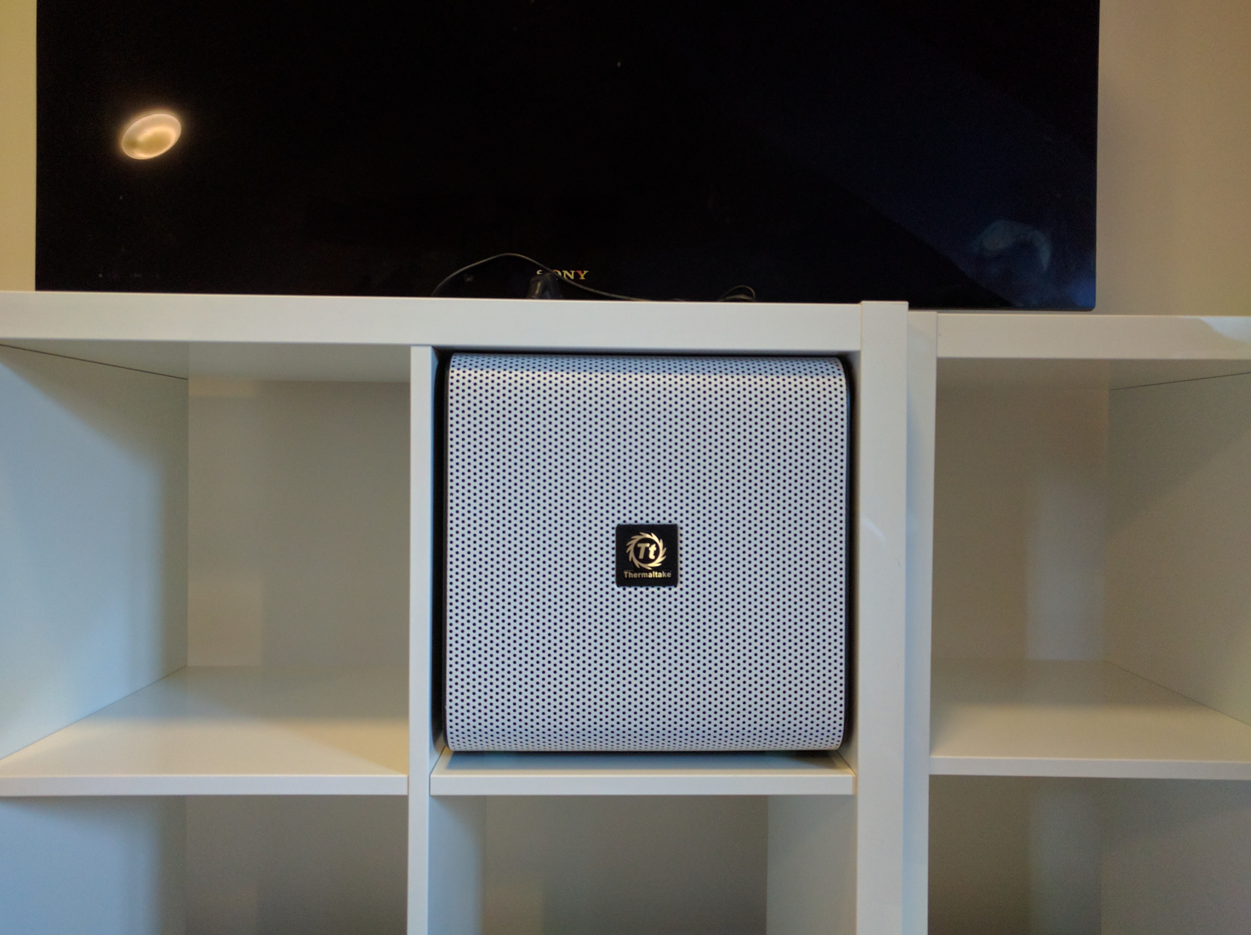 Thermaltake V21 shortened case feet for Ikea Kallax / Expedit
