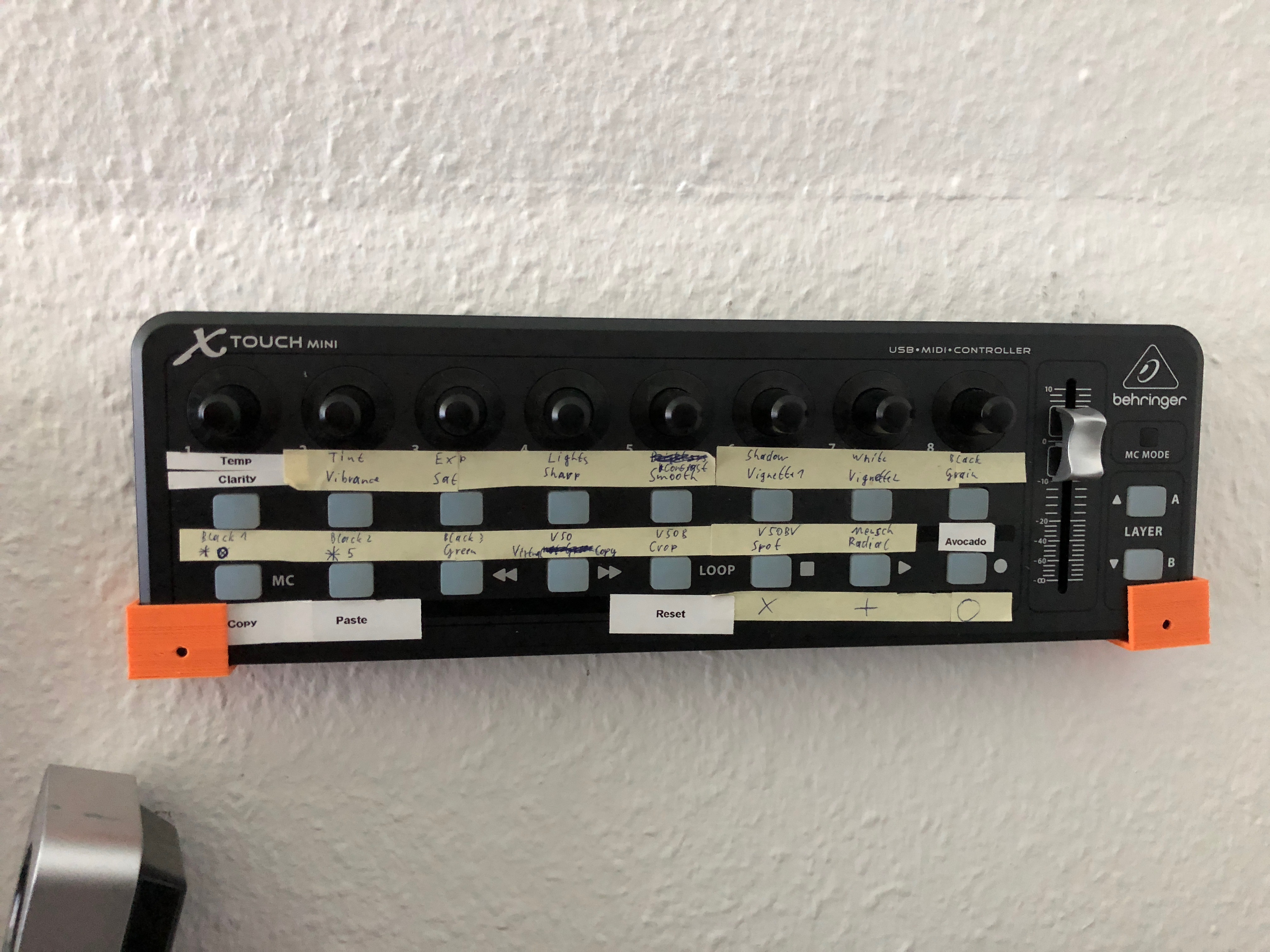 Behringer Xtouch Mini wall holder