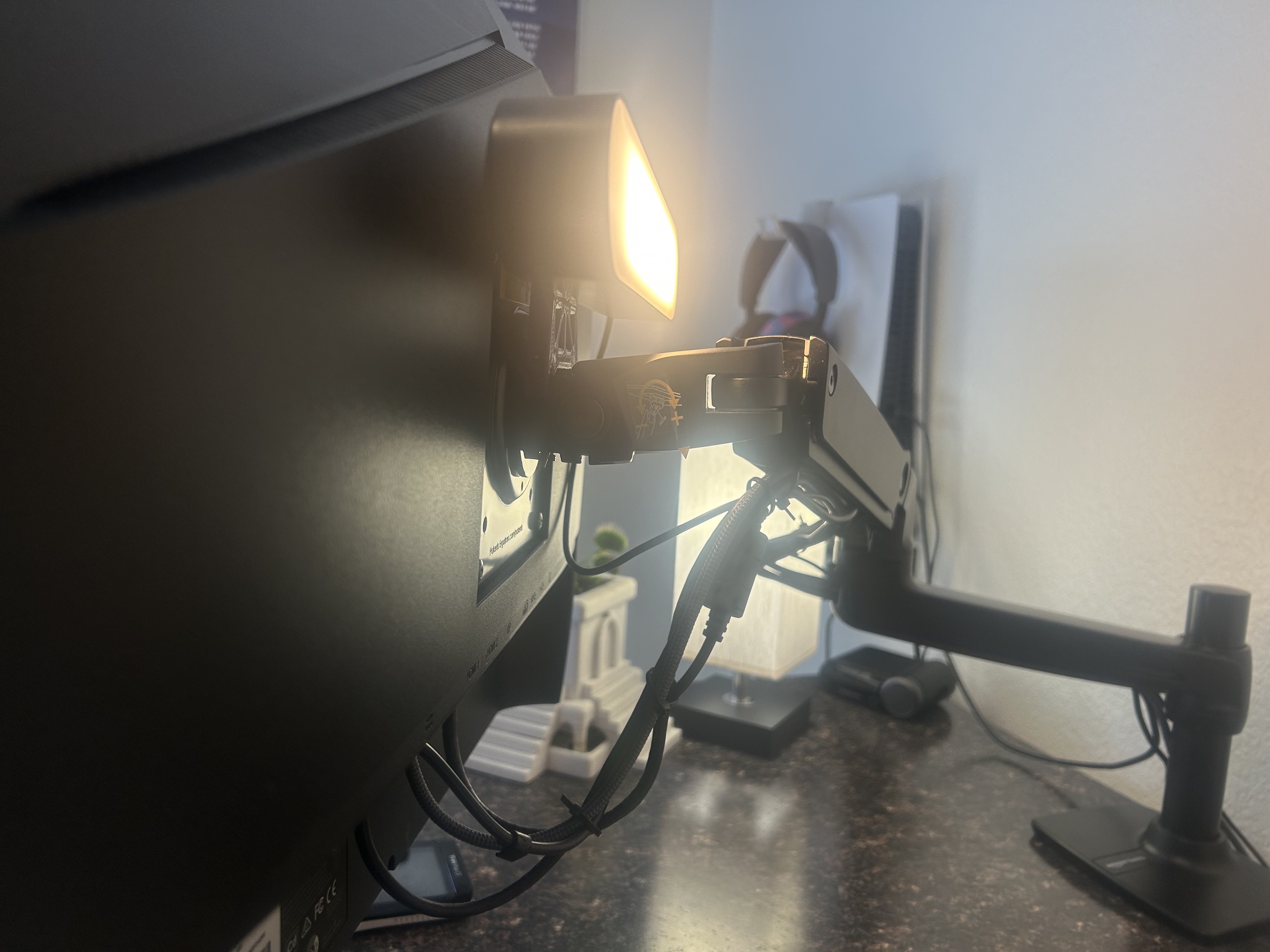 Philips Hue Play x Amazon Basics Monitor Arm - Mounting Bracket