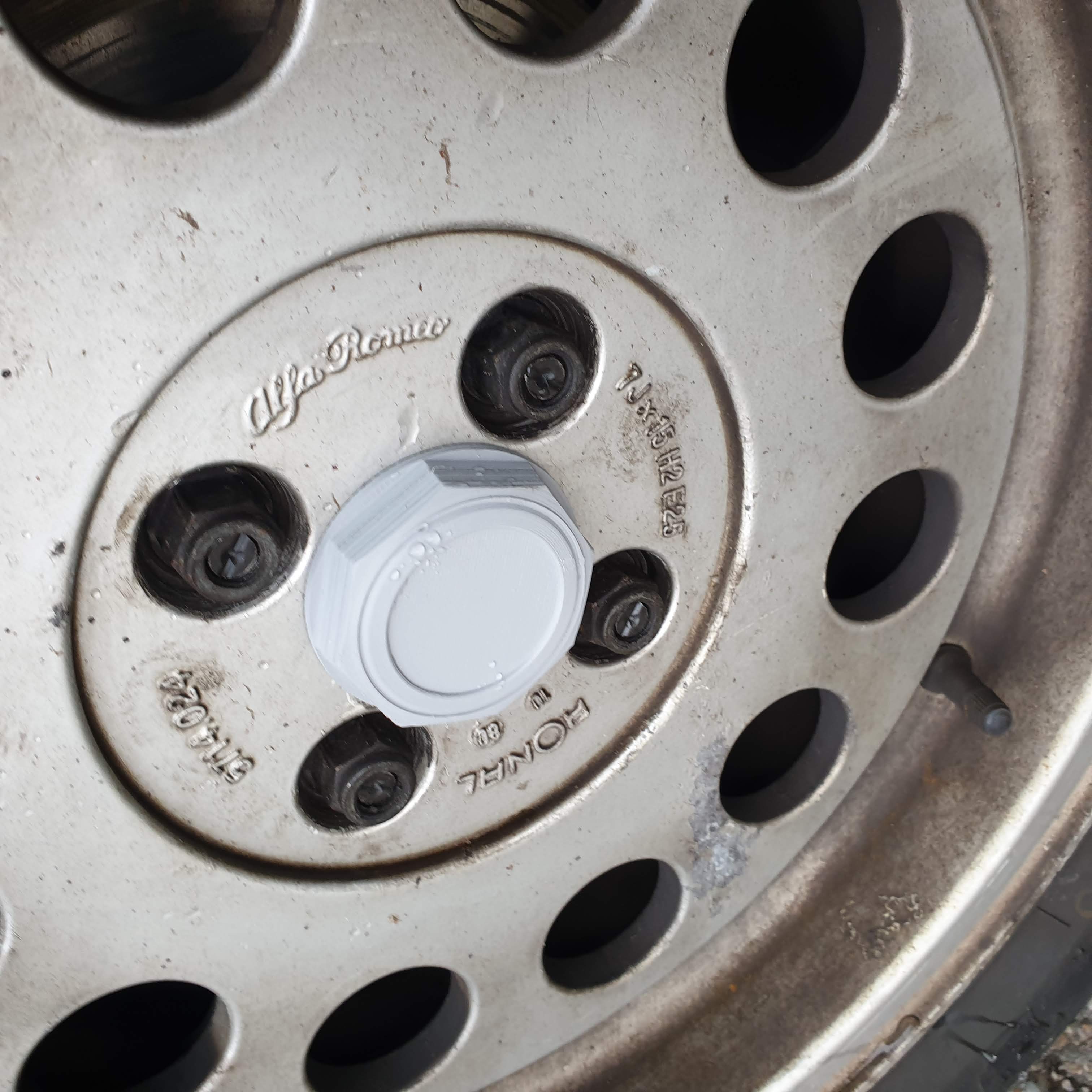 Alfa Romeo GTV (116) Ronal A1 hubcap (4x98)