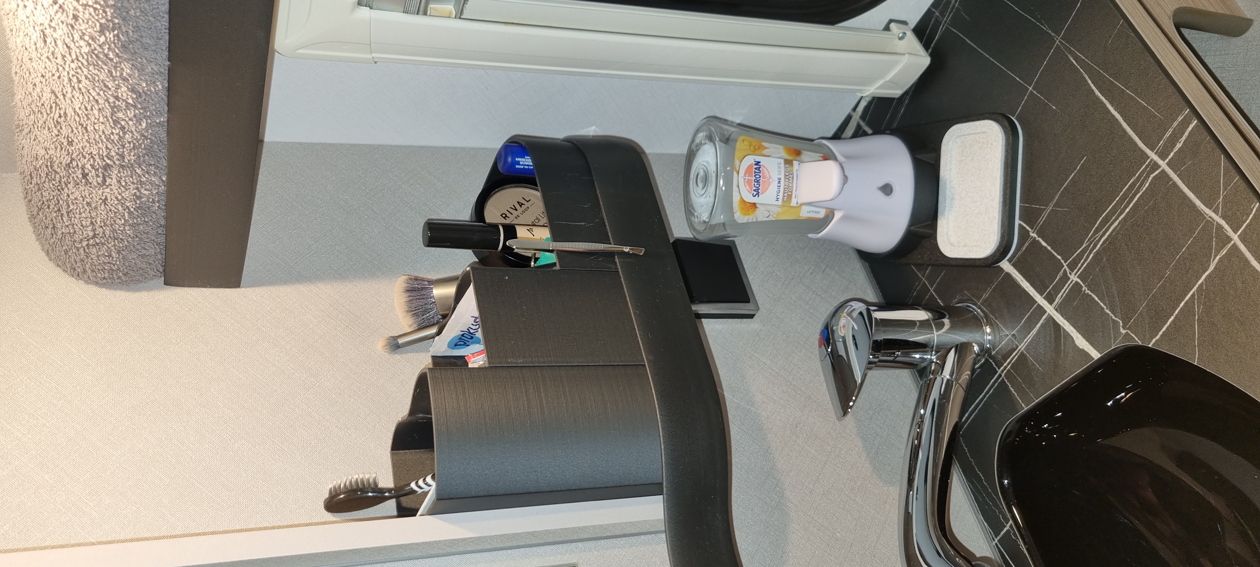 Eriba Touring Troll 542 - Zusätzliche Ablagefläche für das Bad