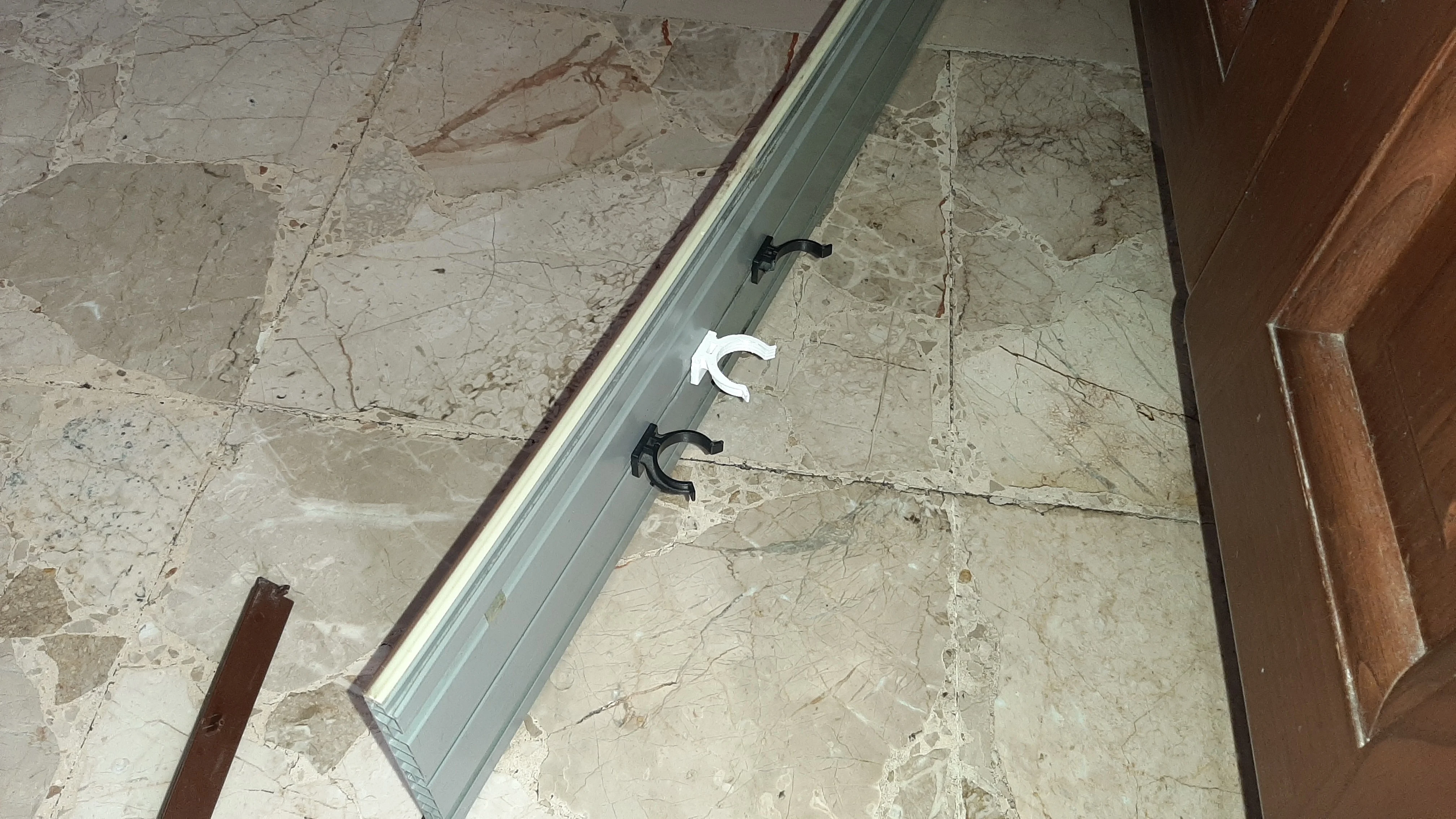 Gancio a molla per zoccolo cucina (Kitchen plinth panel clip)
