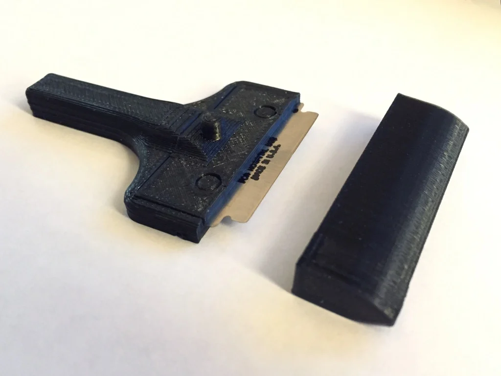 Razor blade scraper with cover