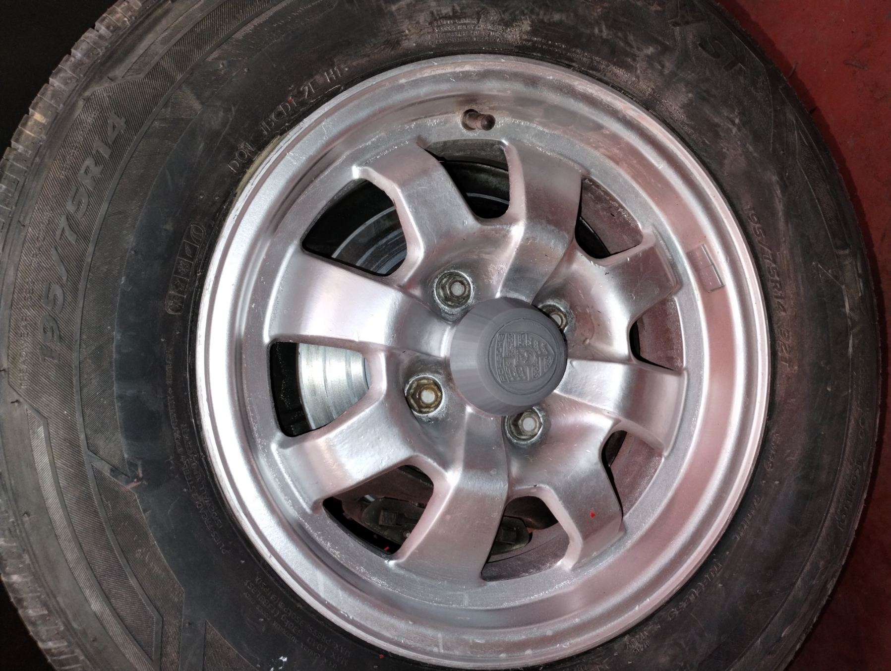 Porsche 924 Wheelcap with badge