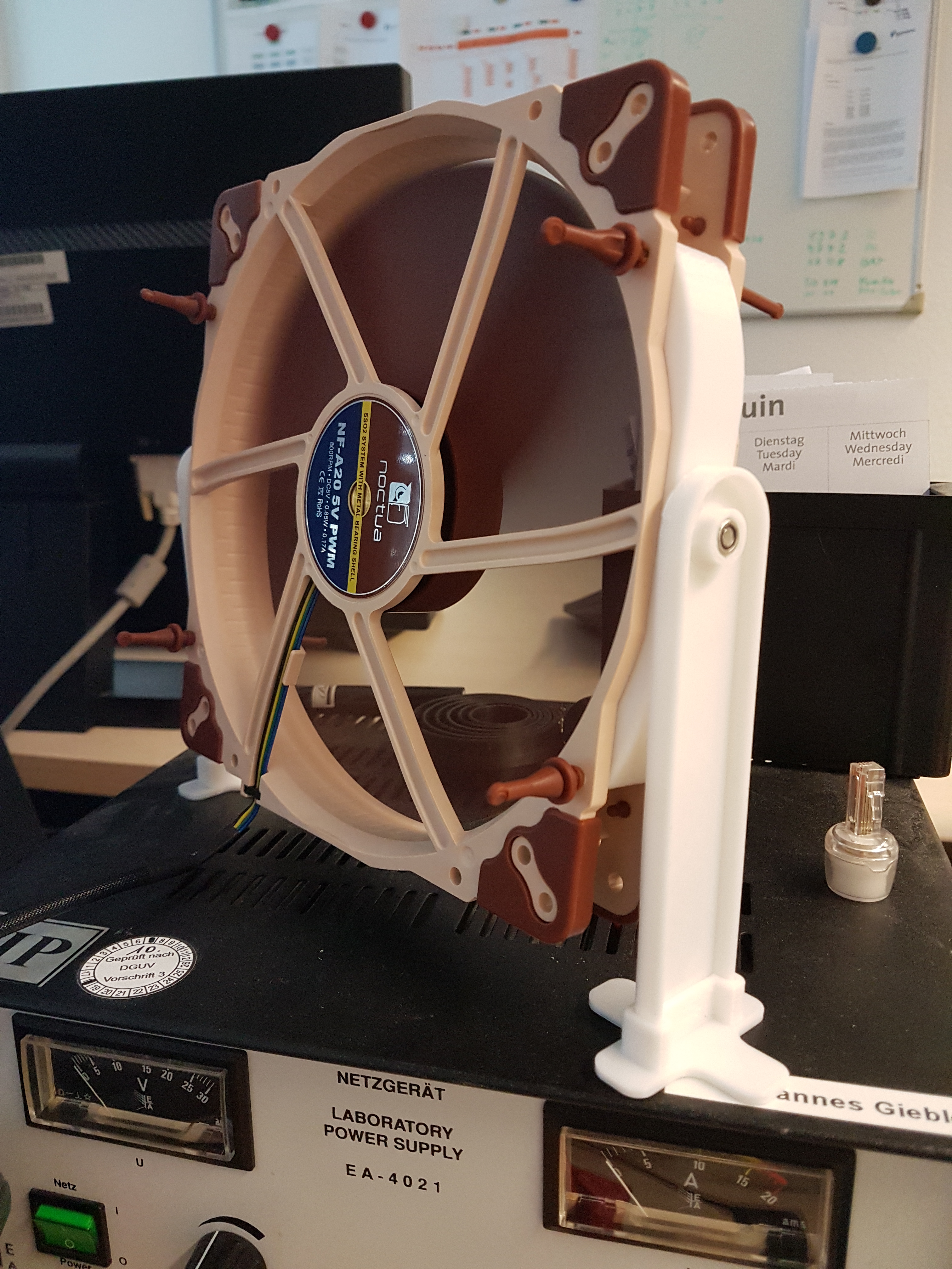 Simple Noctua 200mm Fan Holder for quiet cooling