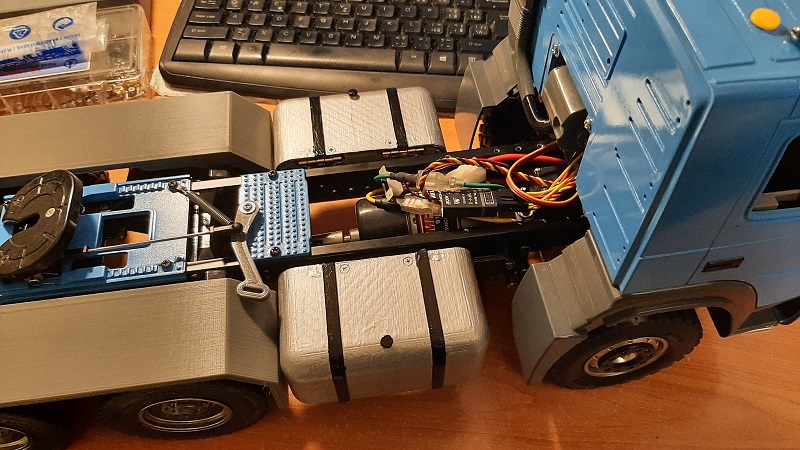 Battery or accessories box for 6x4 truck (Volvo Armageddon on tamiya chassis)