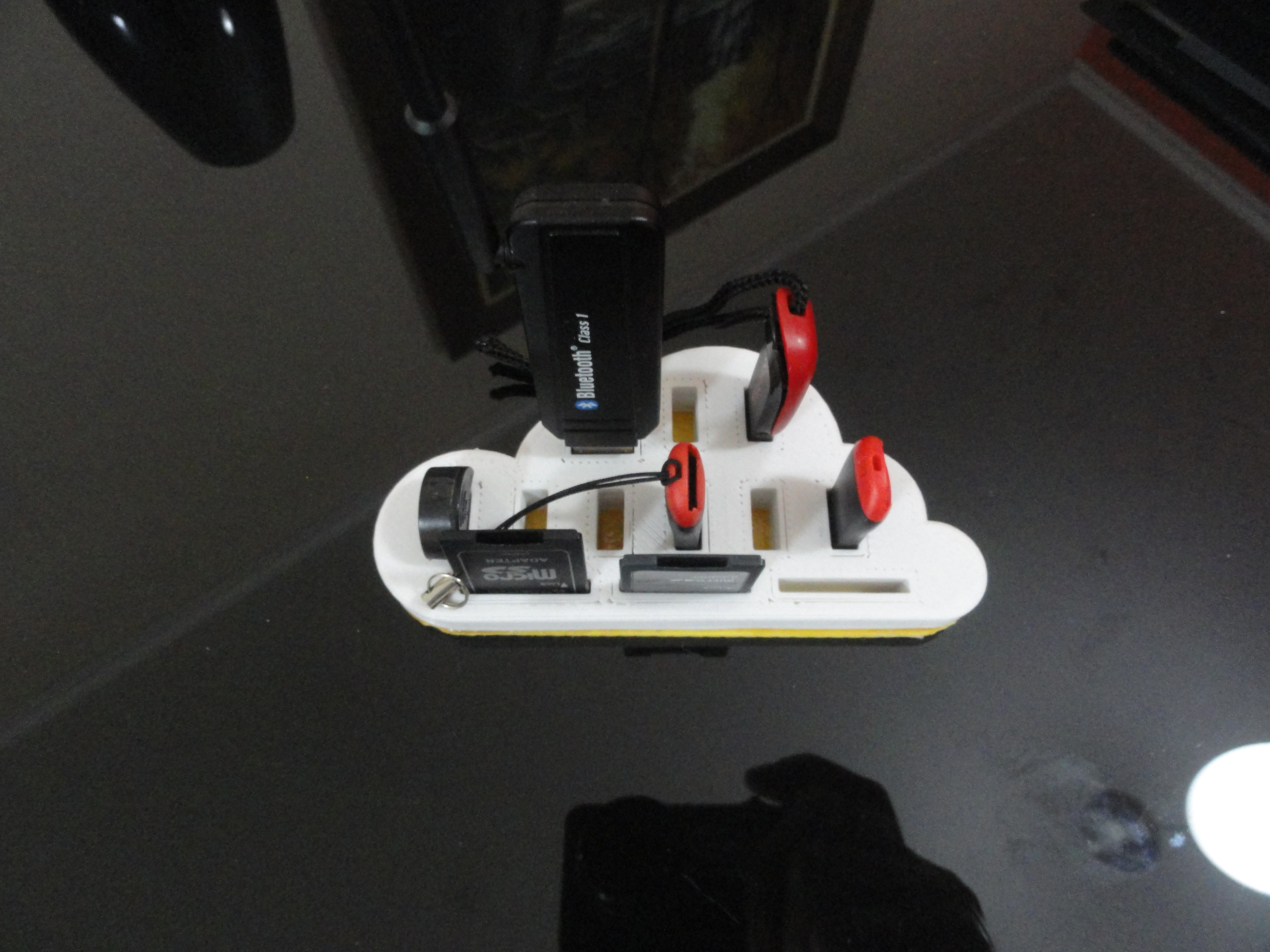 Ekobots - Cloud Storage - USB device holder.