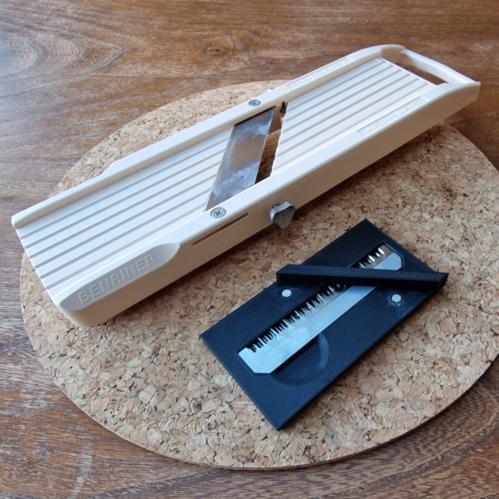 Benriner BN-1 mandoline safety cover and blade holder