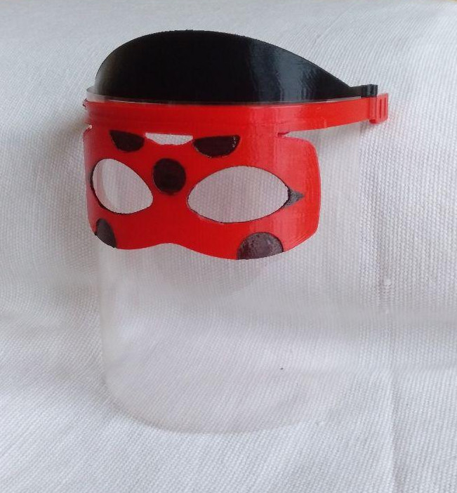 Pantalla tipo 6 basada en el diseño  HanochH para protección Covid-19 para uso infantil con motivos de héroes infantiles.