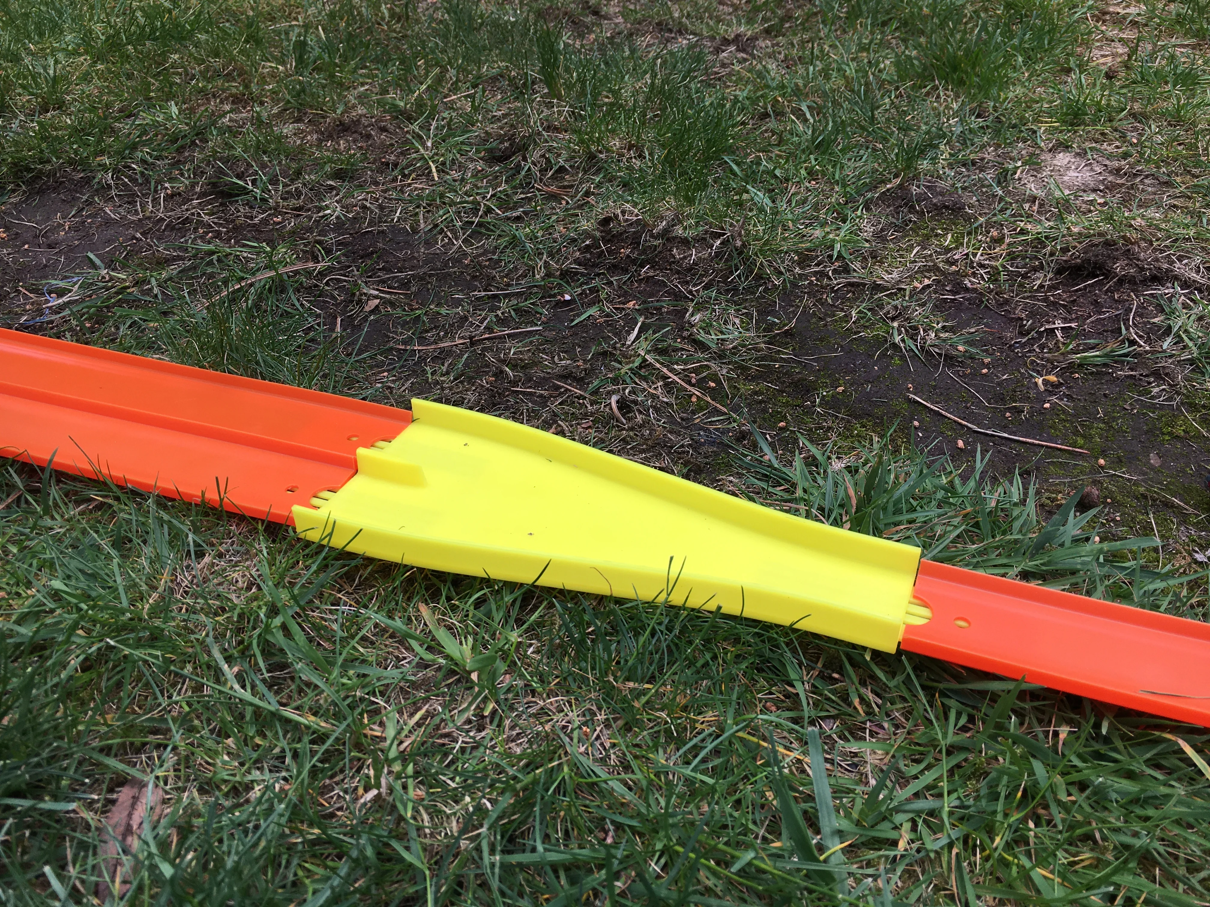 2 to 1 merge - hotwheels track