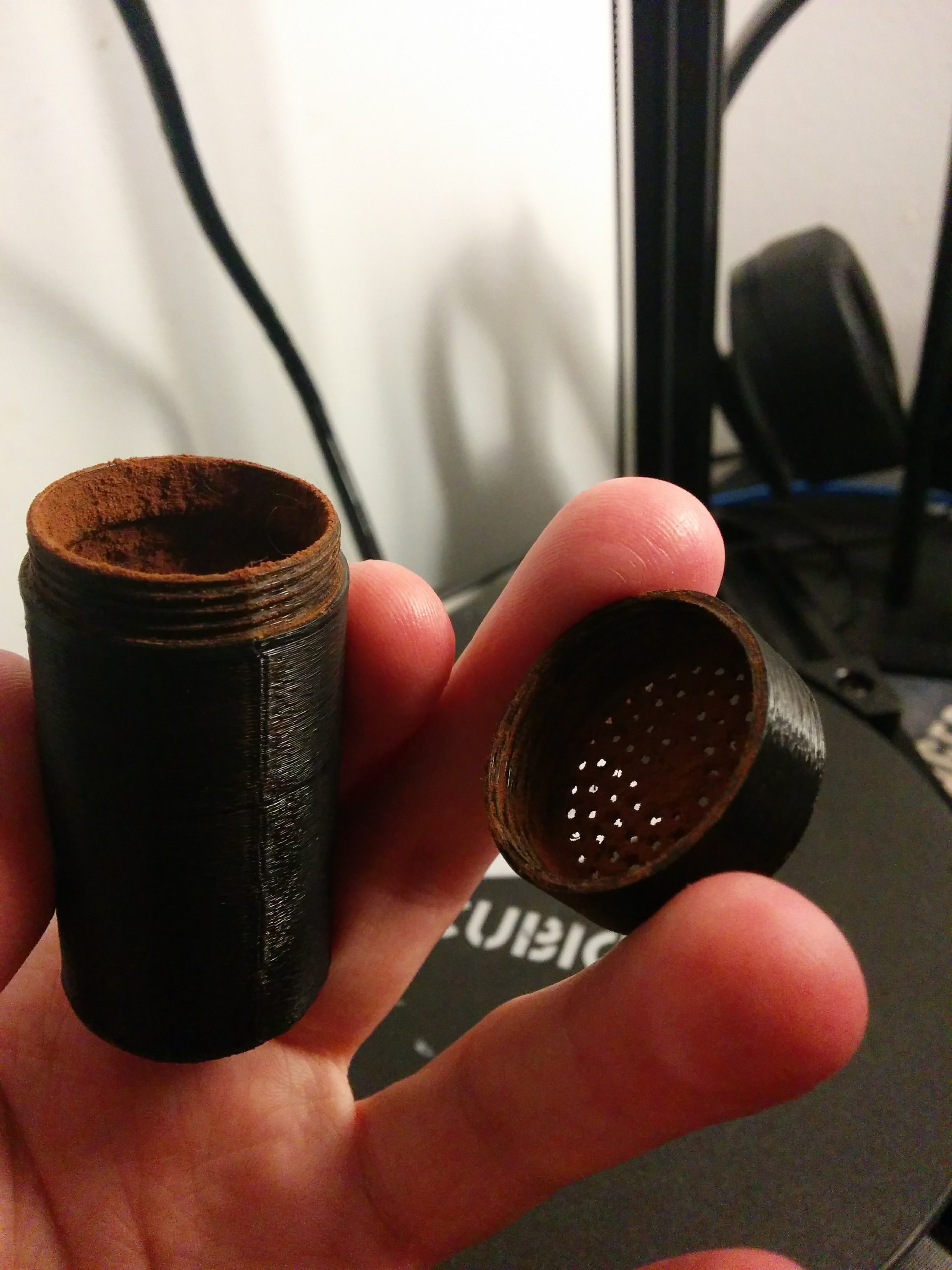 Simple spice container