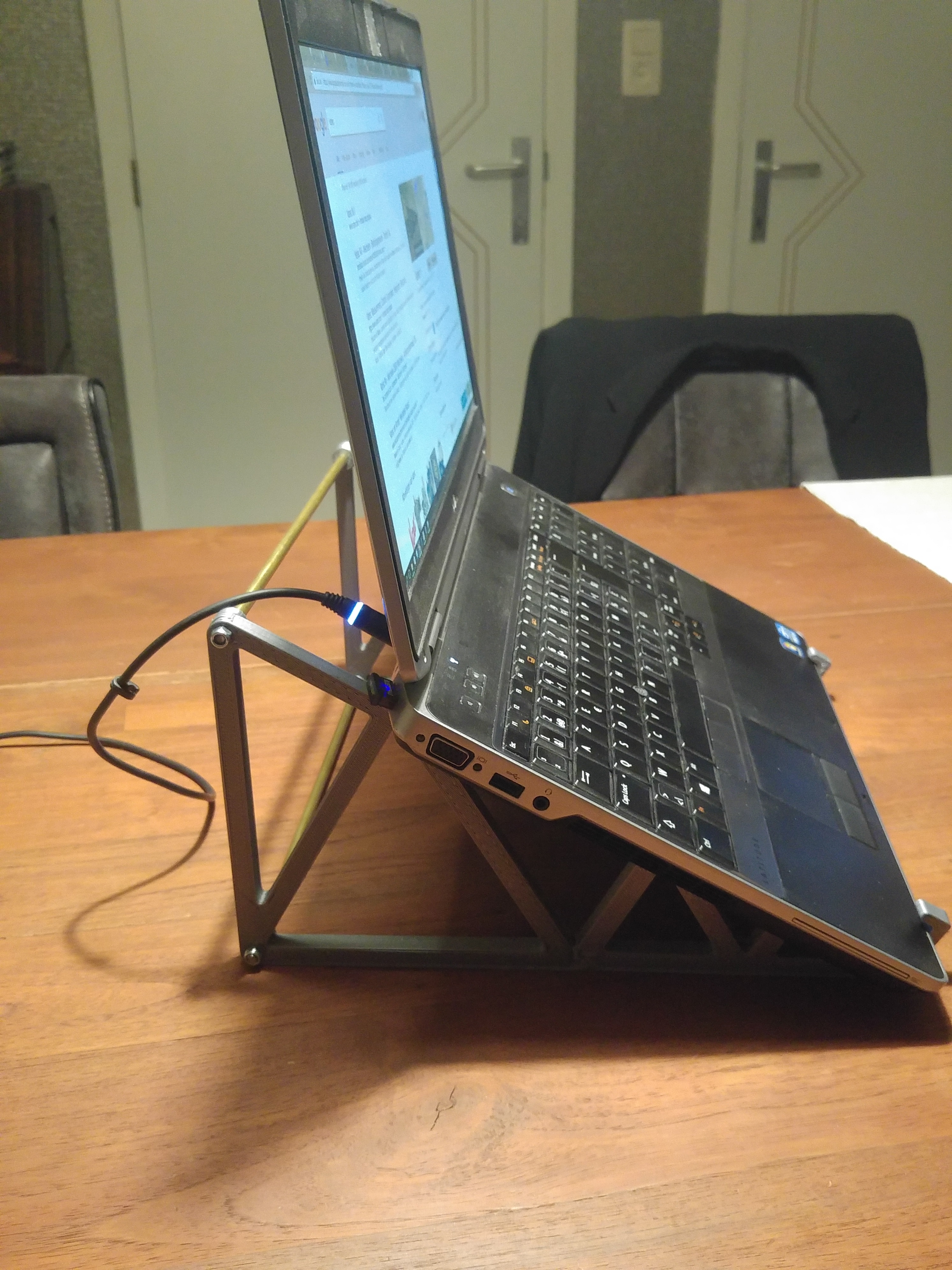 large laptop stand (dell latitude, toshiba Satellite 15-17inch)