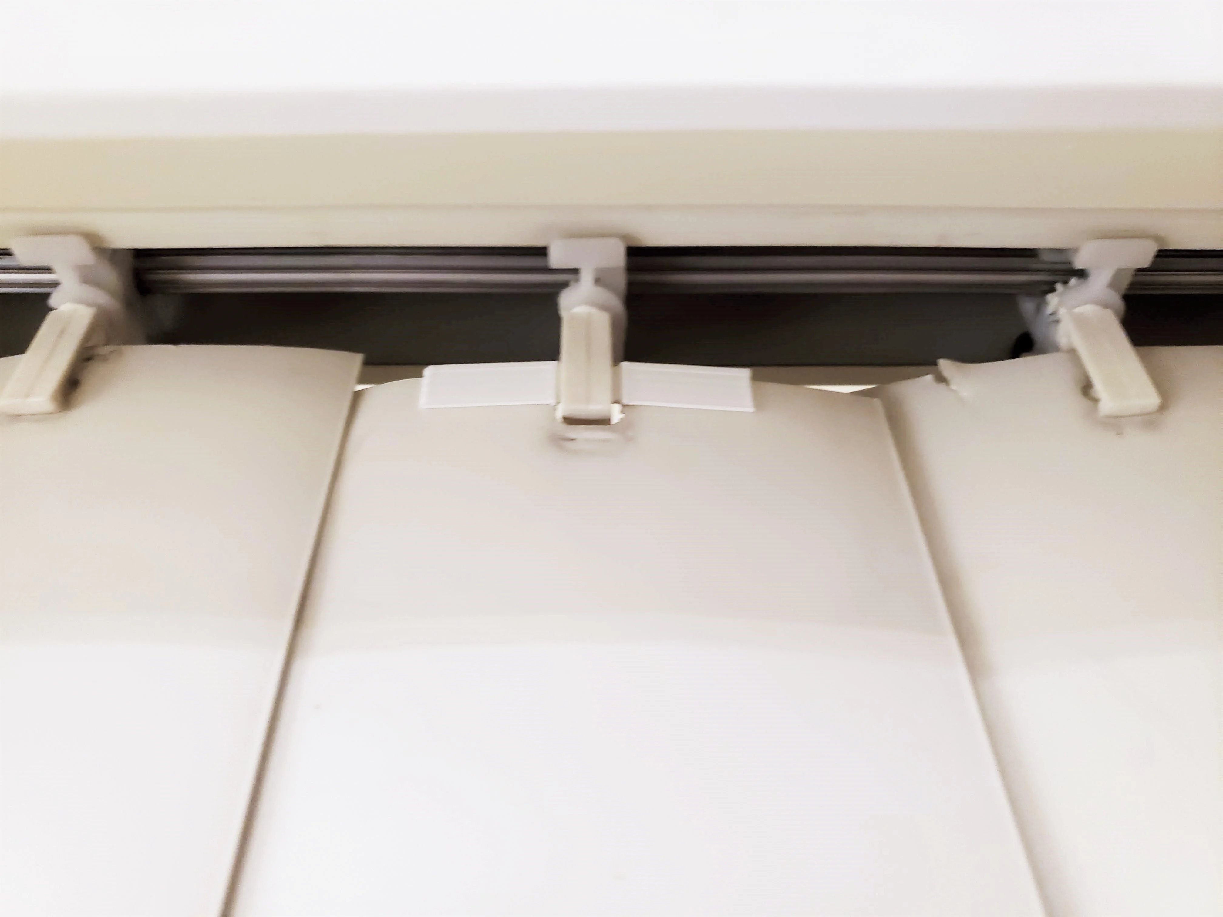 Vertical blinds slat fixer