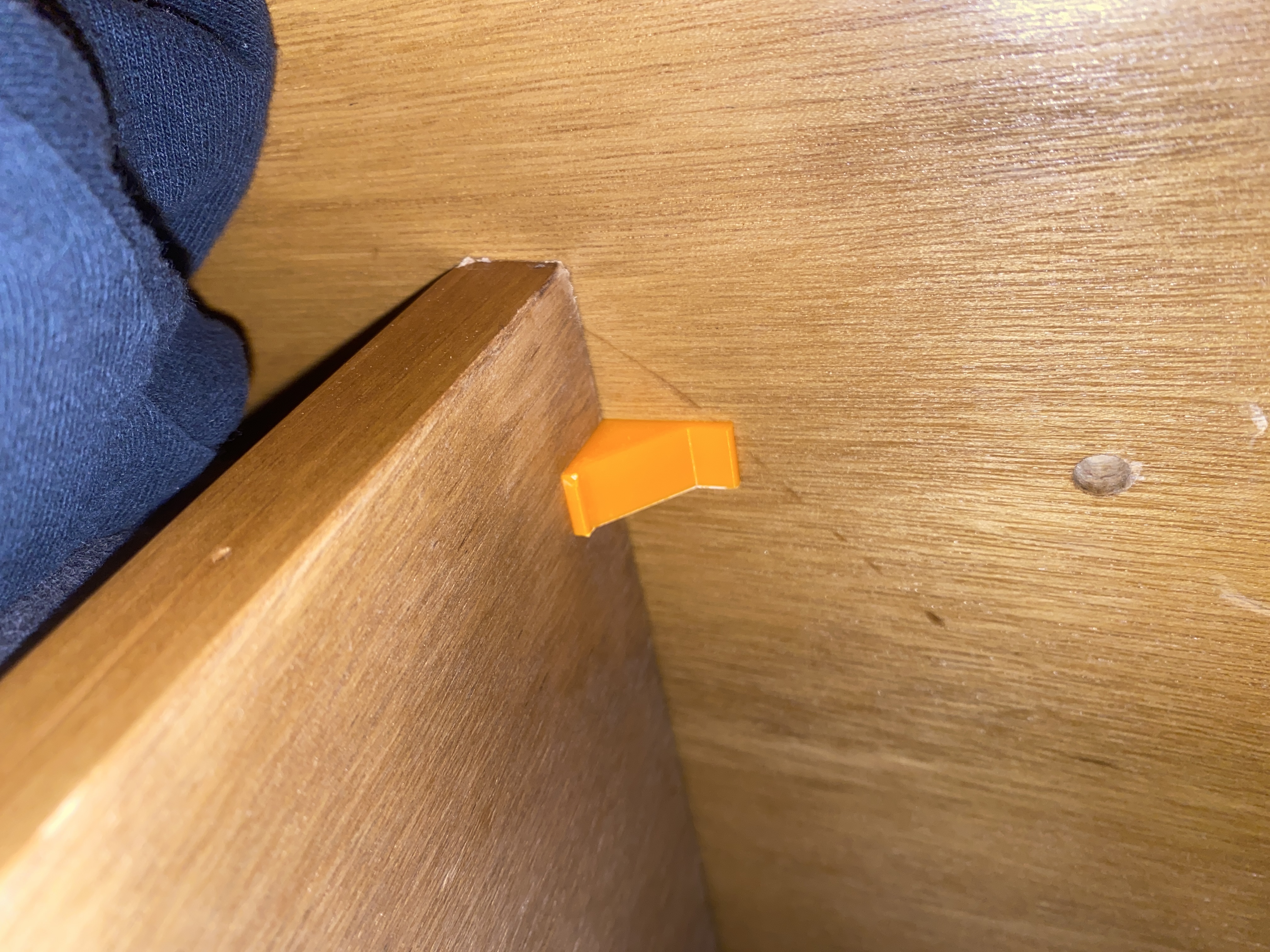 Cabinet/wardrobe shelf peg, extra strong.