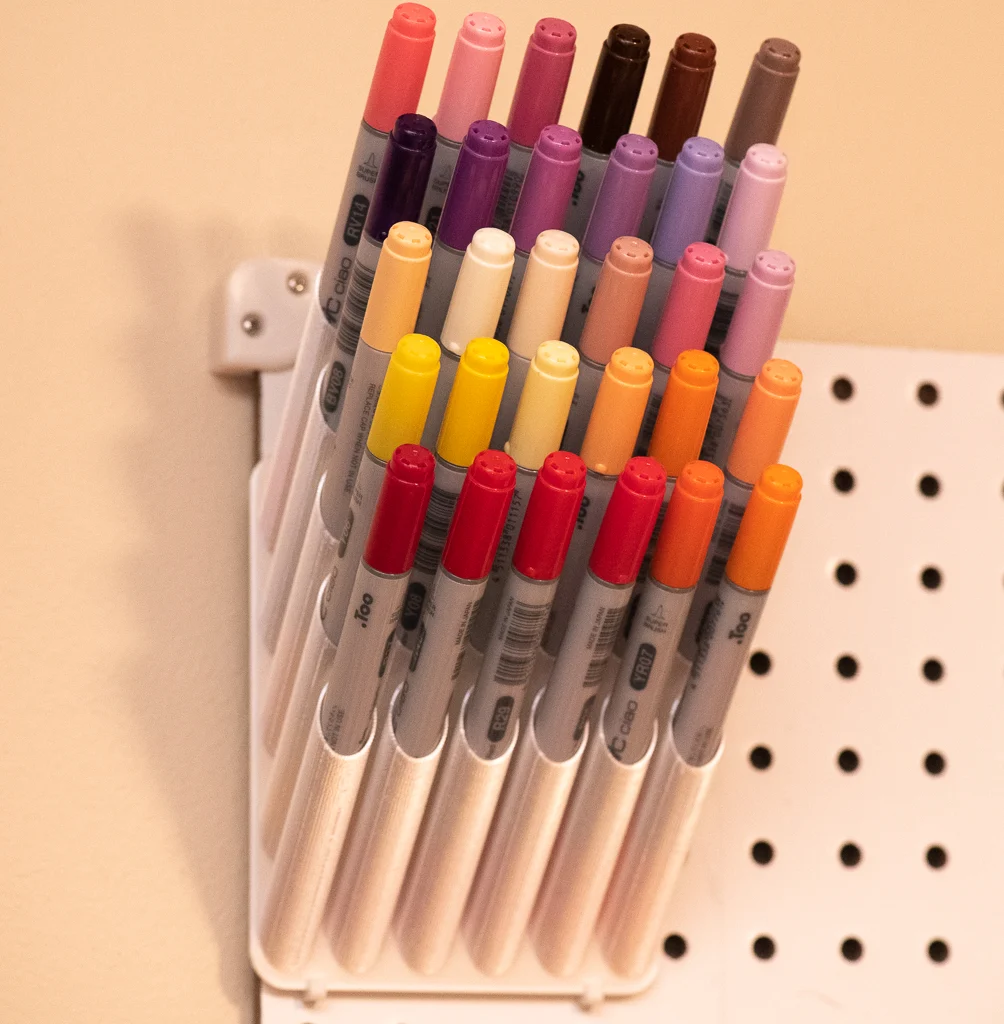 Pen holder for pegboard, high density