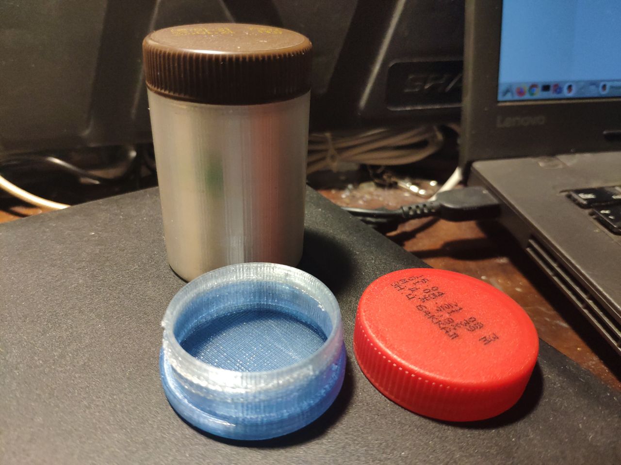 Small round container with 38 mm PET cup