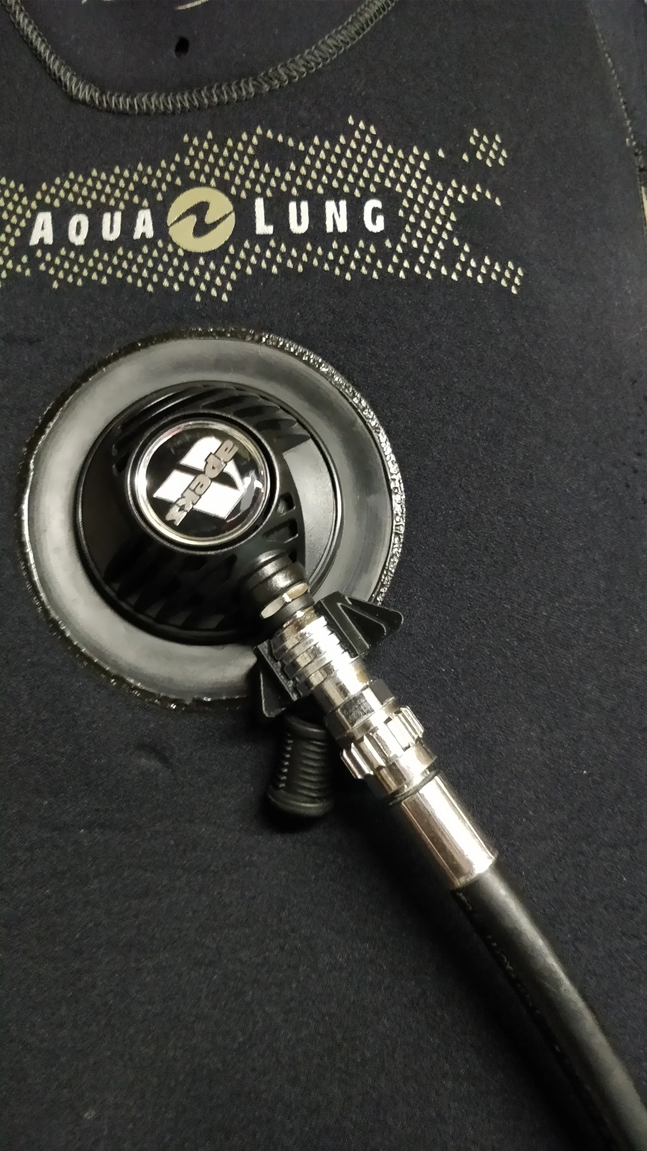 Dry suit inflation hose grip
