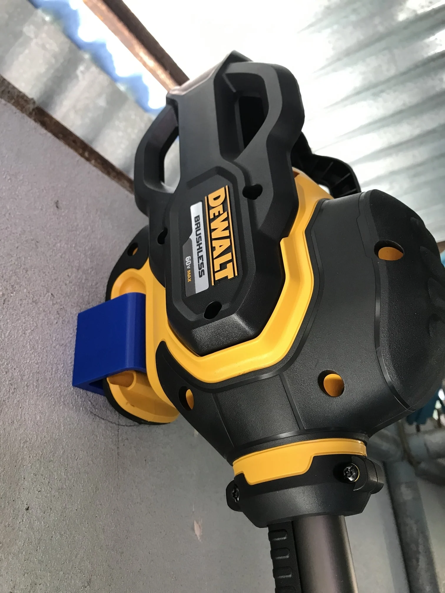 Trimmer Dewalt DCST970B wall mount