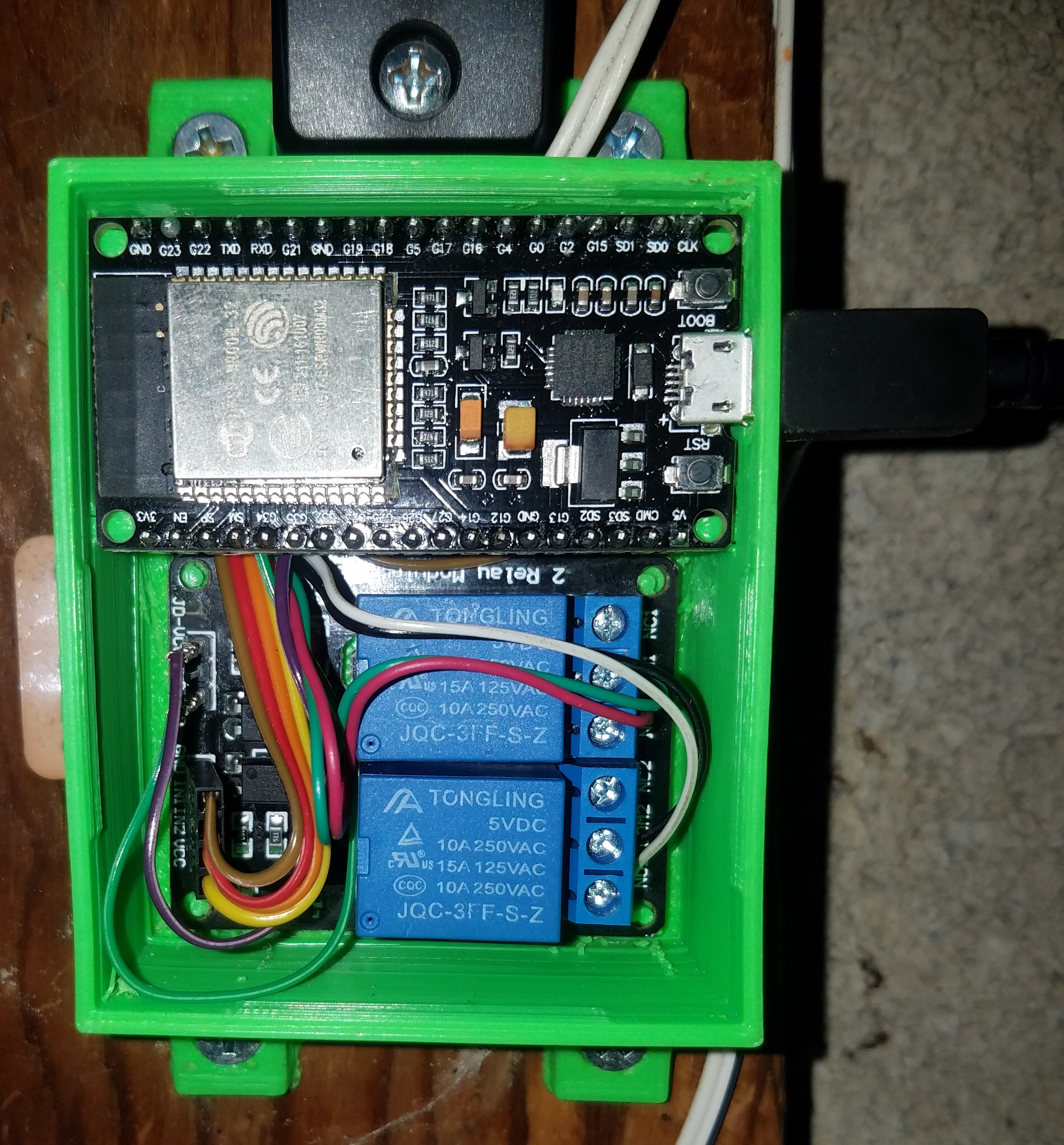 esp32 and 2 Relay case