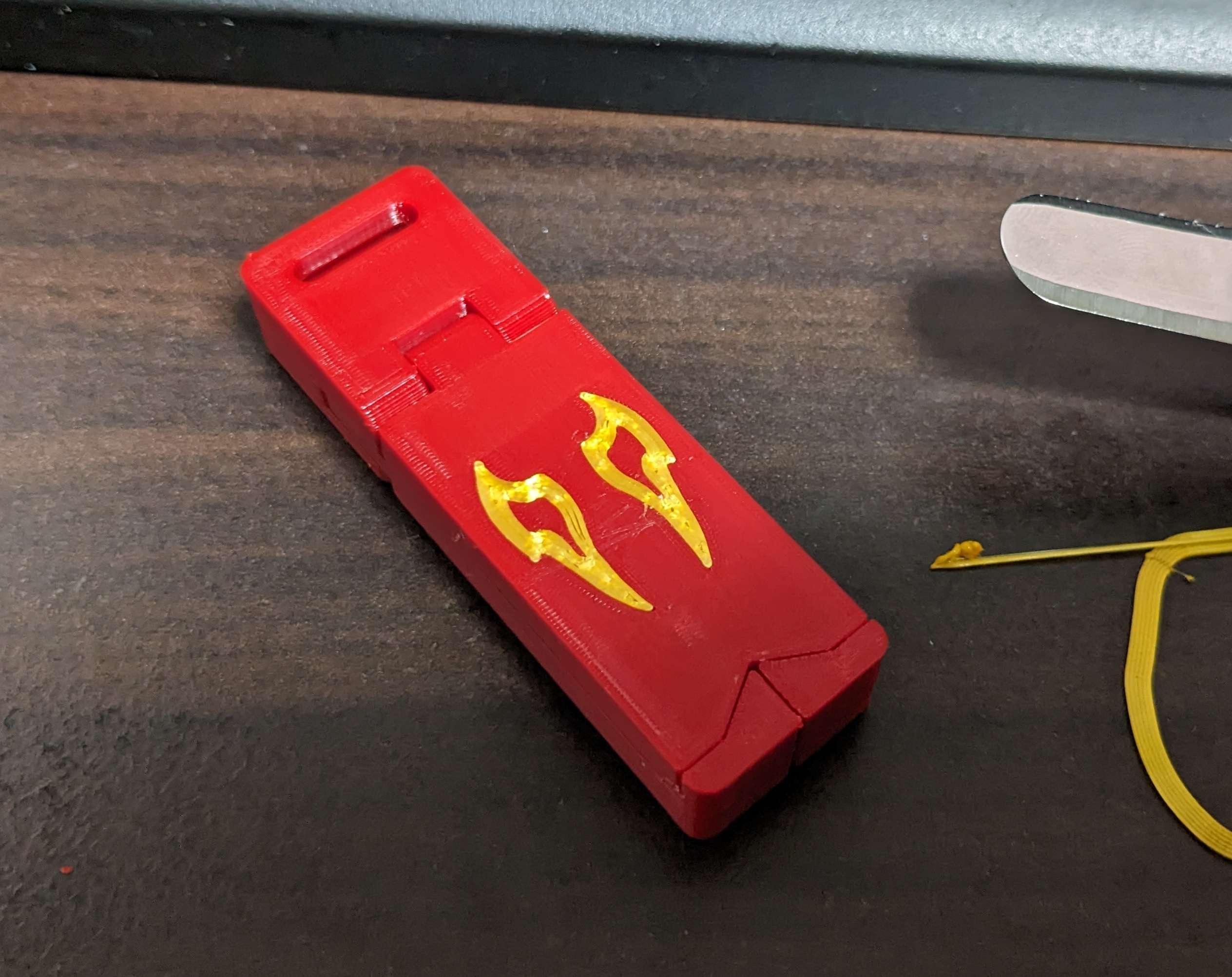 Mobile Stand Keychain (FF14 Viper Emblem)