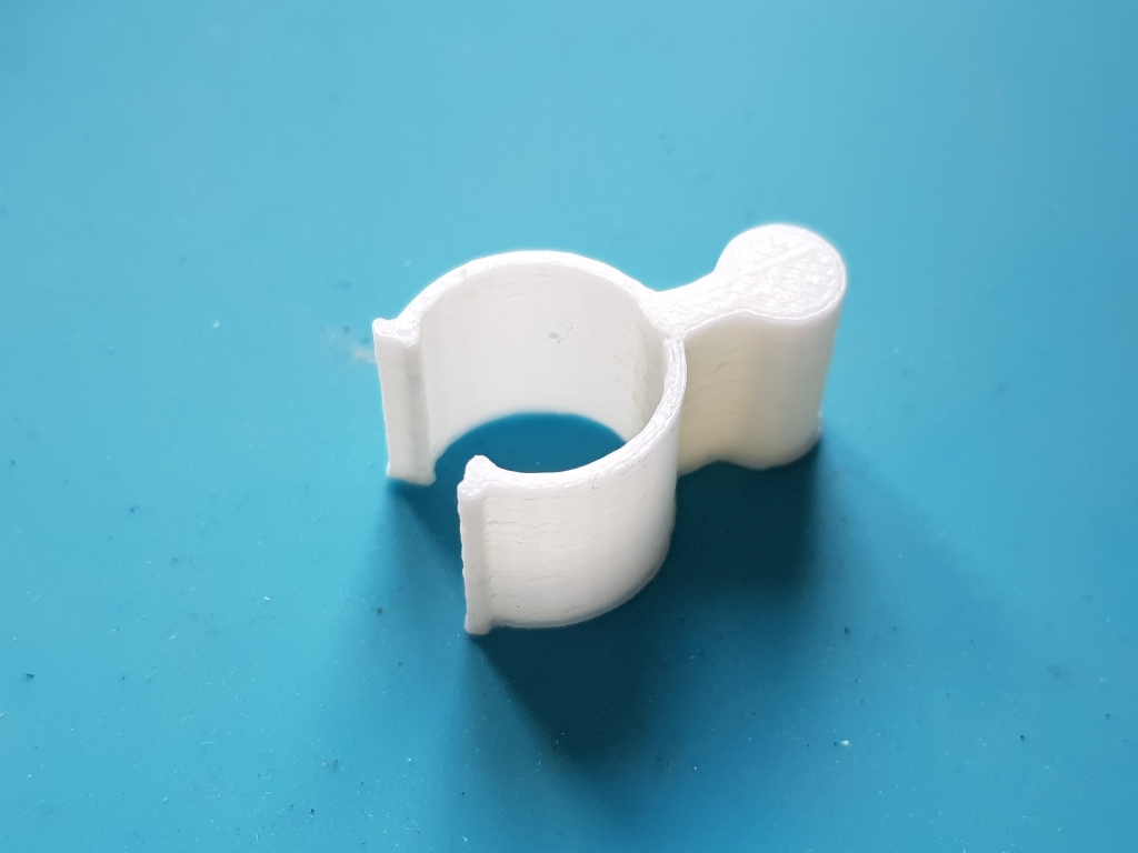 Clip lock for lotion pump dispenser