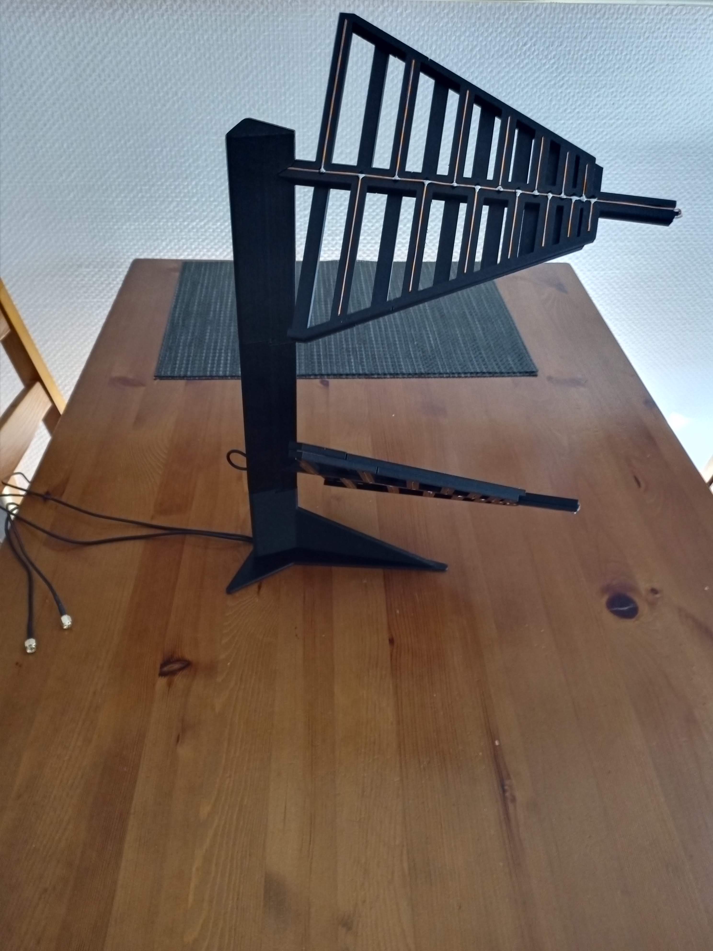 4G LTE MIMO antenna with support