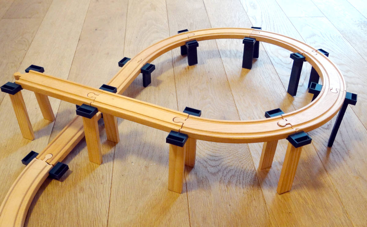 Pillar clamp for model Train (wooden train: brio, thomas, ikea, electric train: märklin, etc)