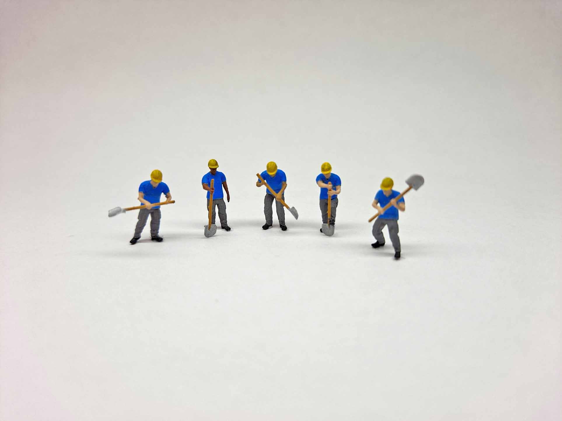 N Scale Construction Workers with Shovels