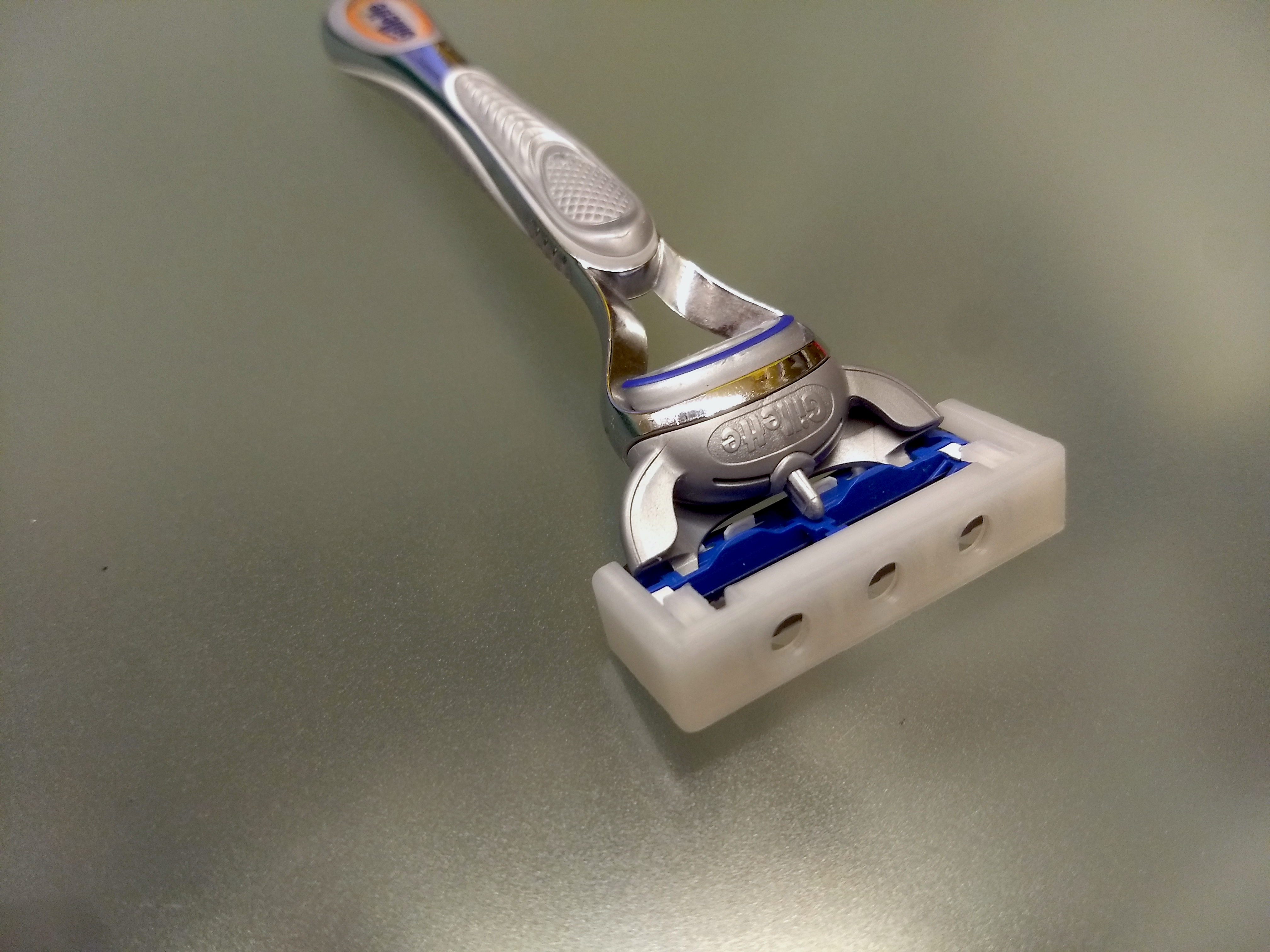 Razor cover for Gilette skinguard sensitive